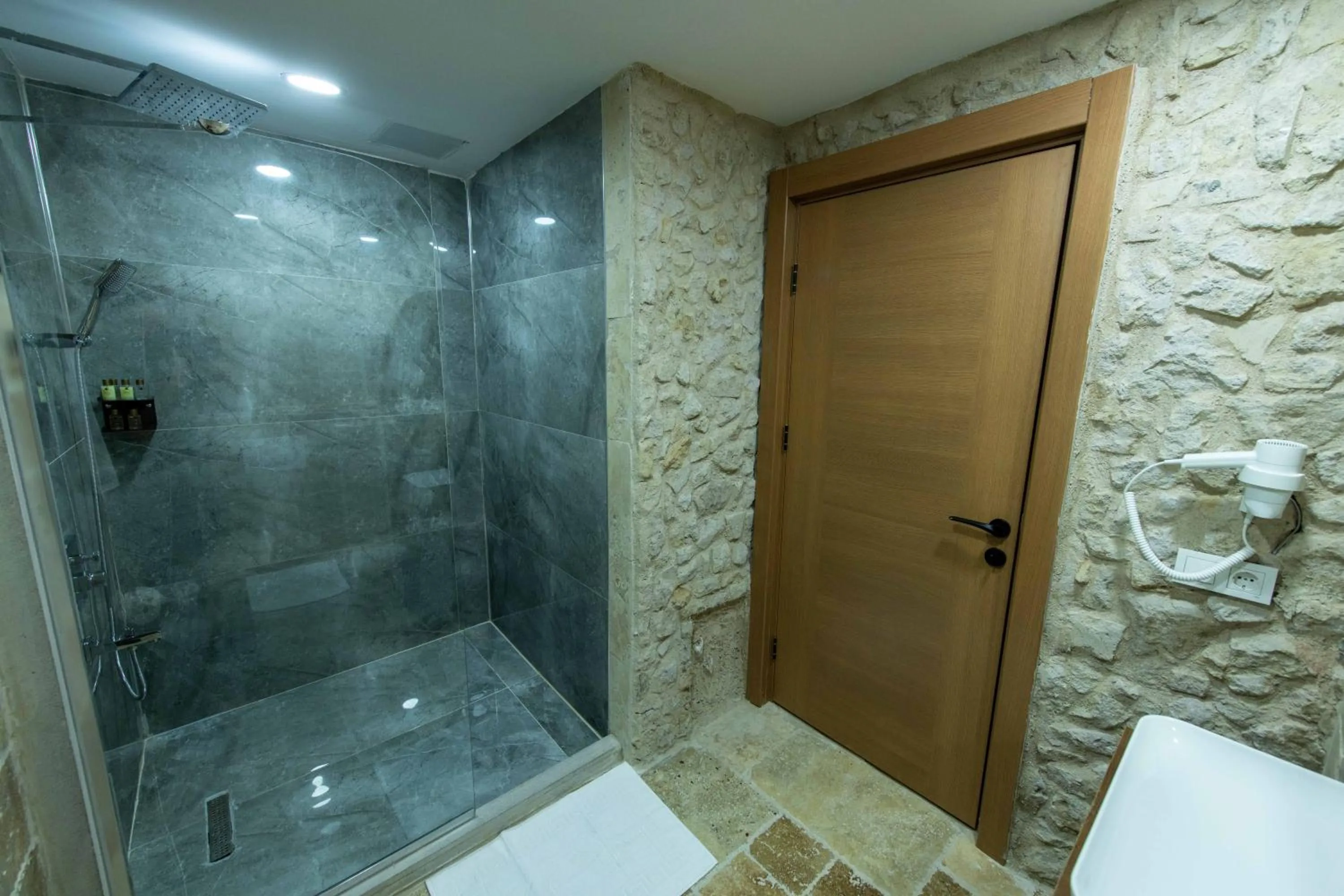 Bathroom in Ahiyan Hotel