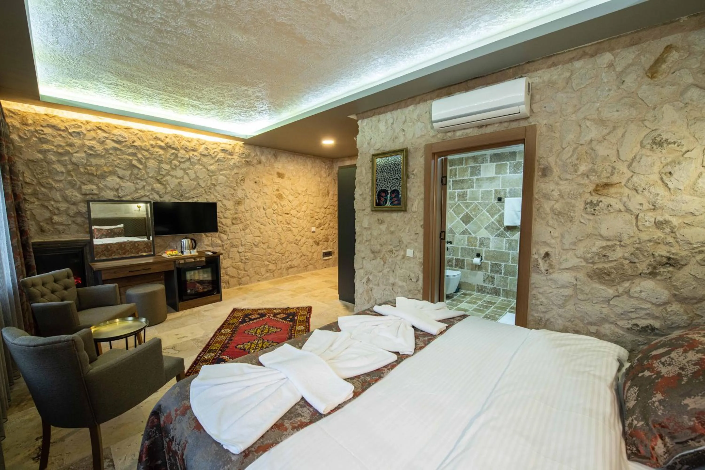 Photo of the whole room, Bed in Ahiyan Hotel