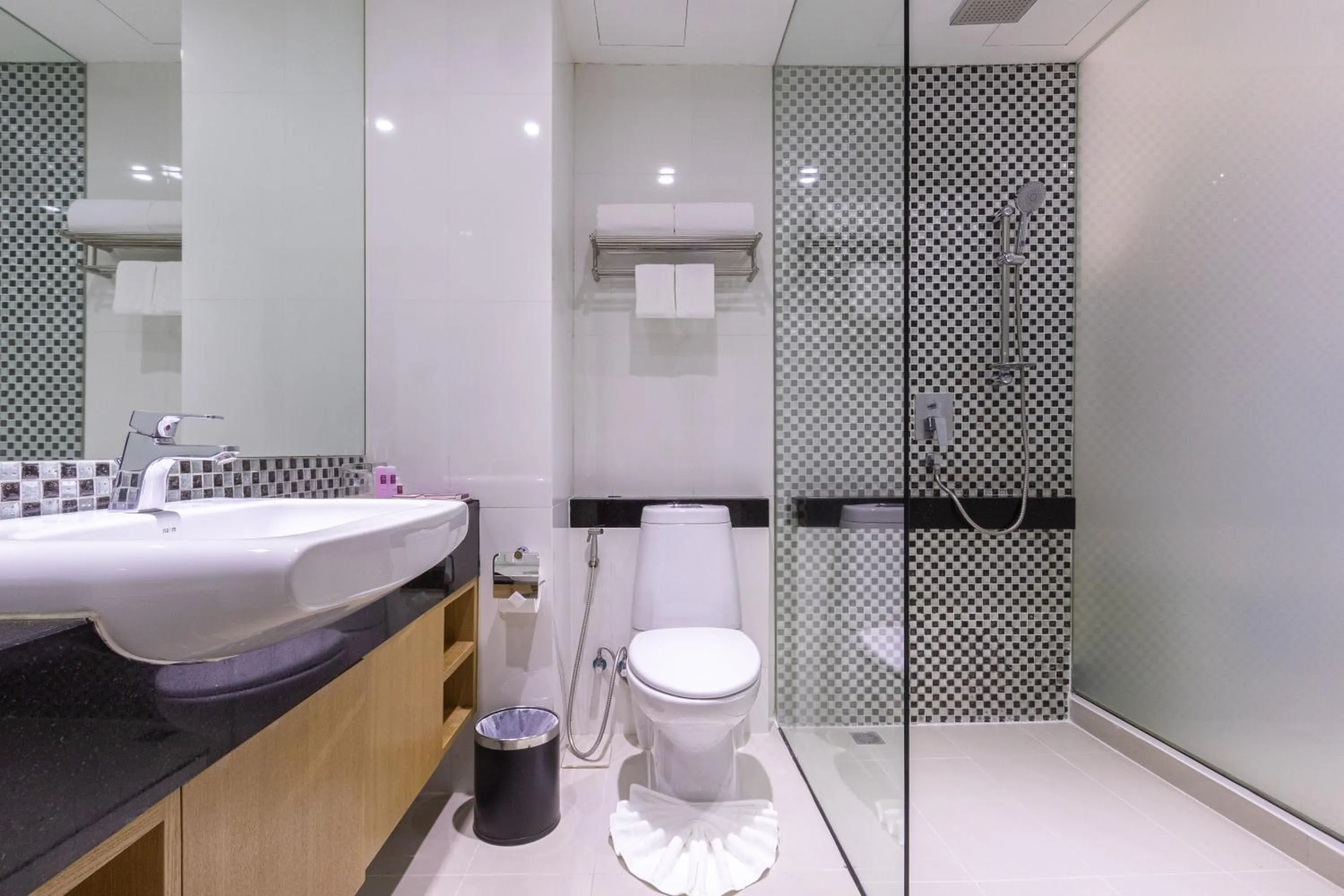 Shower in Hotel Icon Bangkok Sukhumvit 2