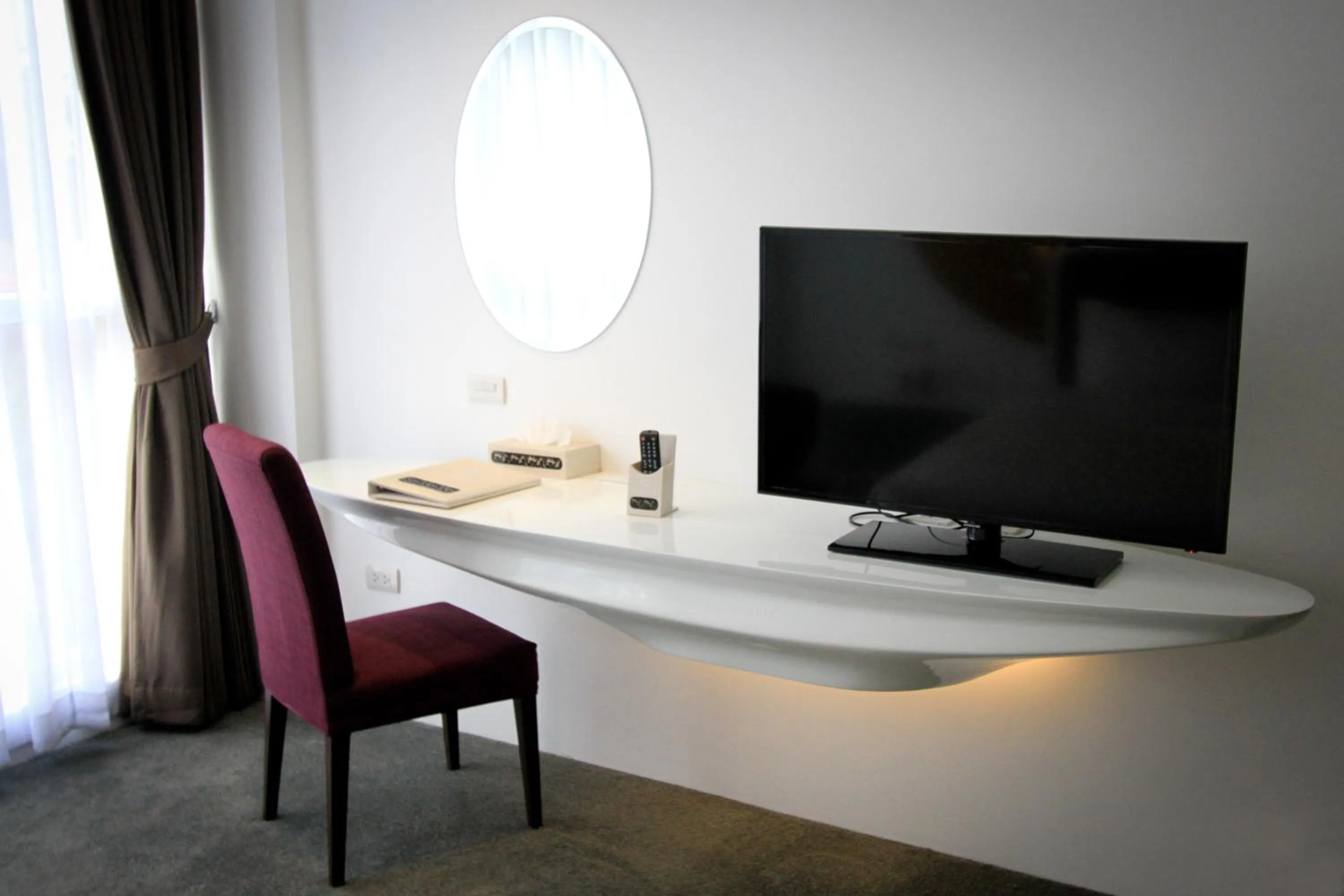 Photo of the whole room in Hotel Icon Bangkok Sukhumvit 2