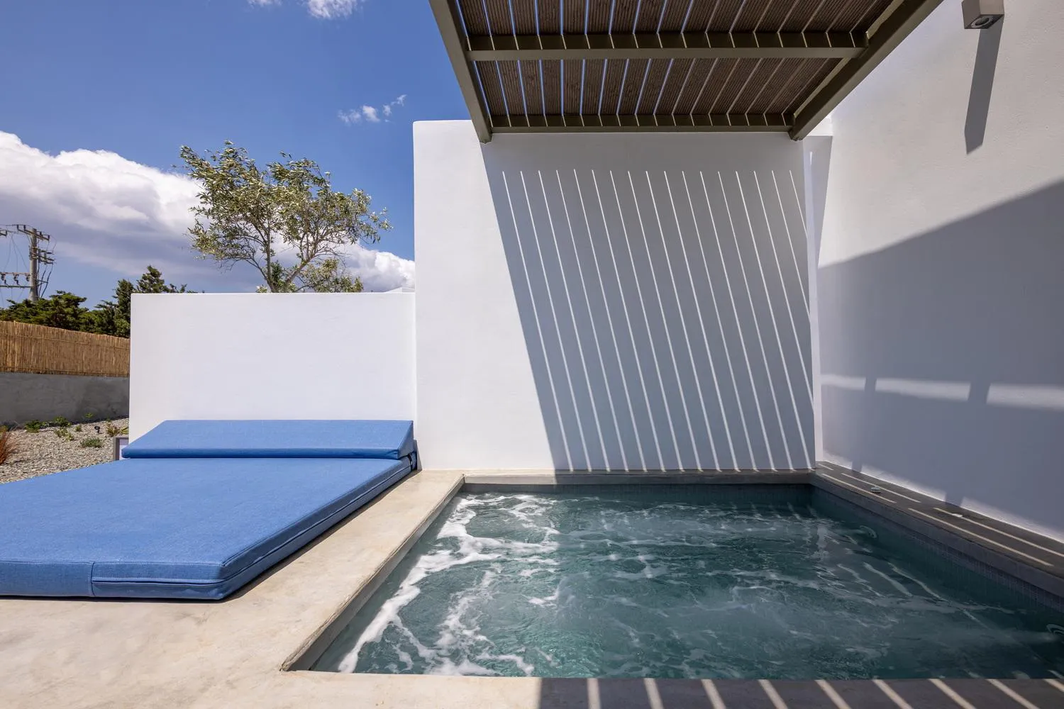 Hot Tub in White Holidays Project