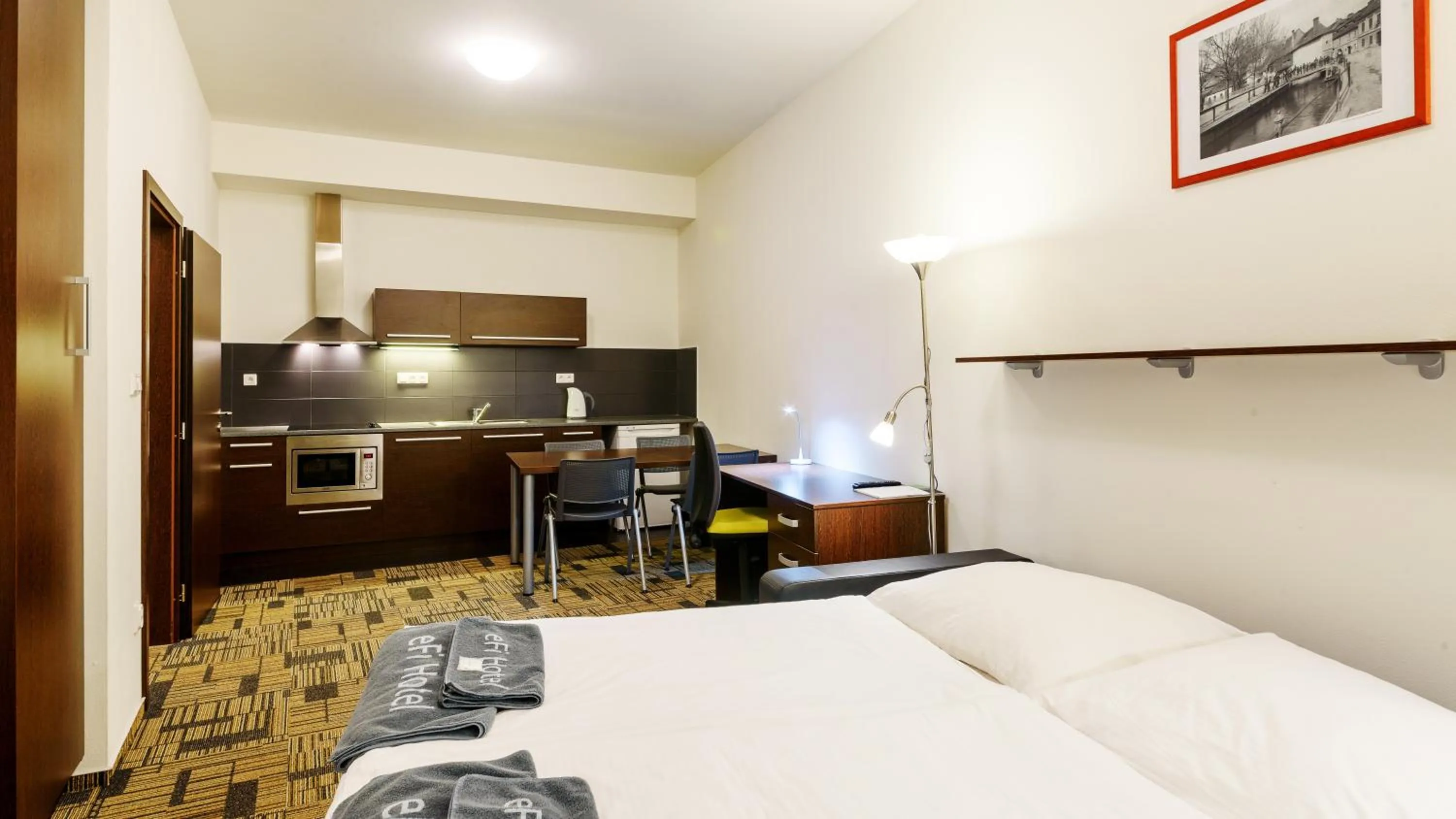 Kitchen or kitchenette, Bed in eFi Palace Hotel