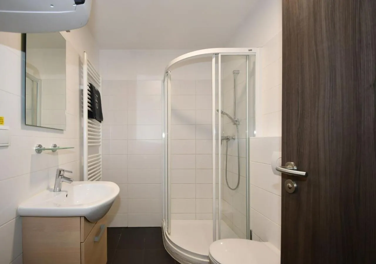 Shower in eFi Palace Hotel