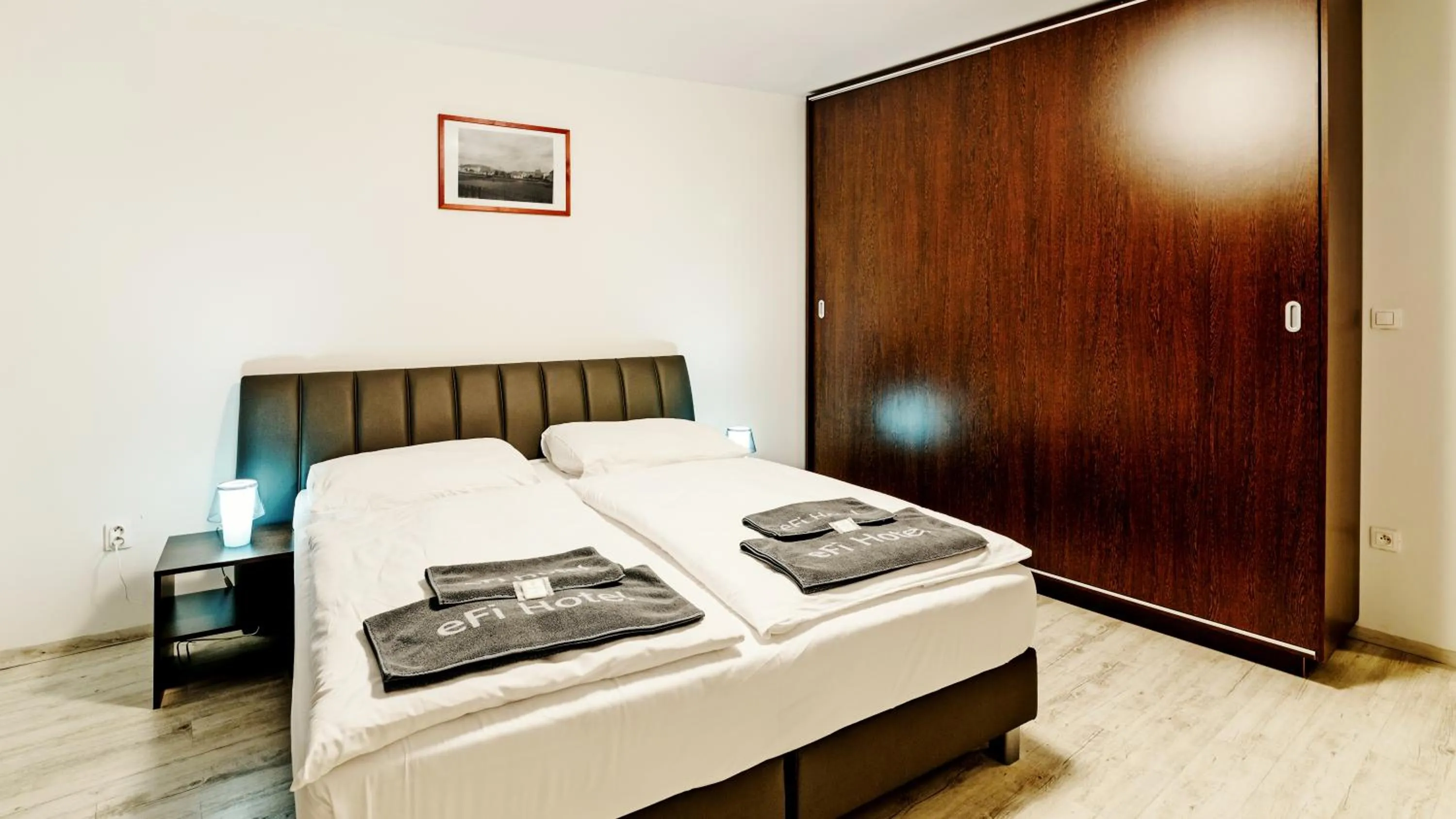 Bedroom, Bed in eFi Palace Hotel