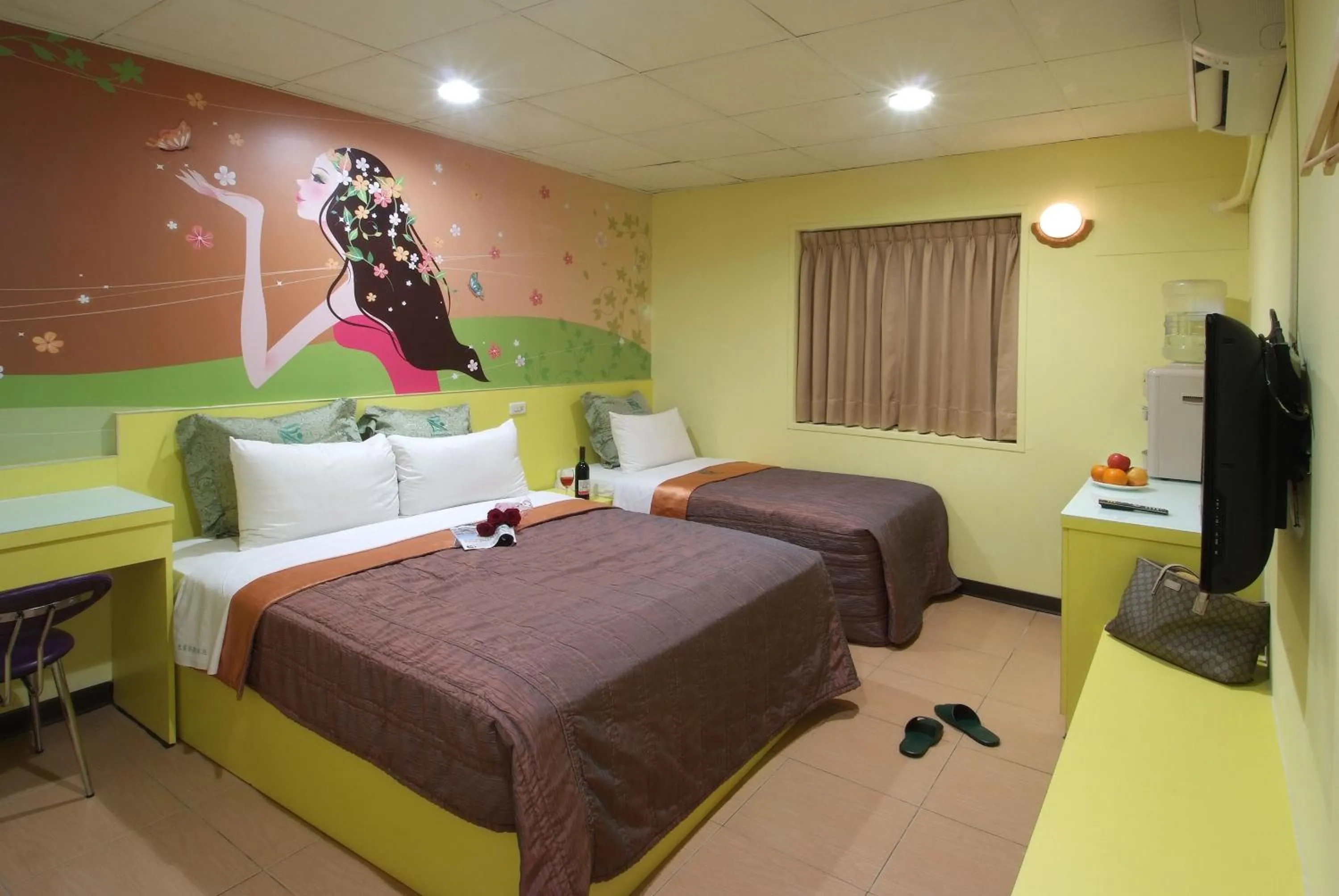 Photo of the whole room, Bed in Tong Bing Express