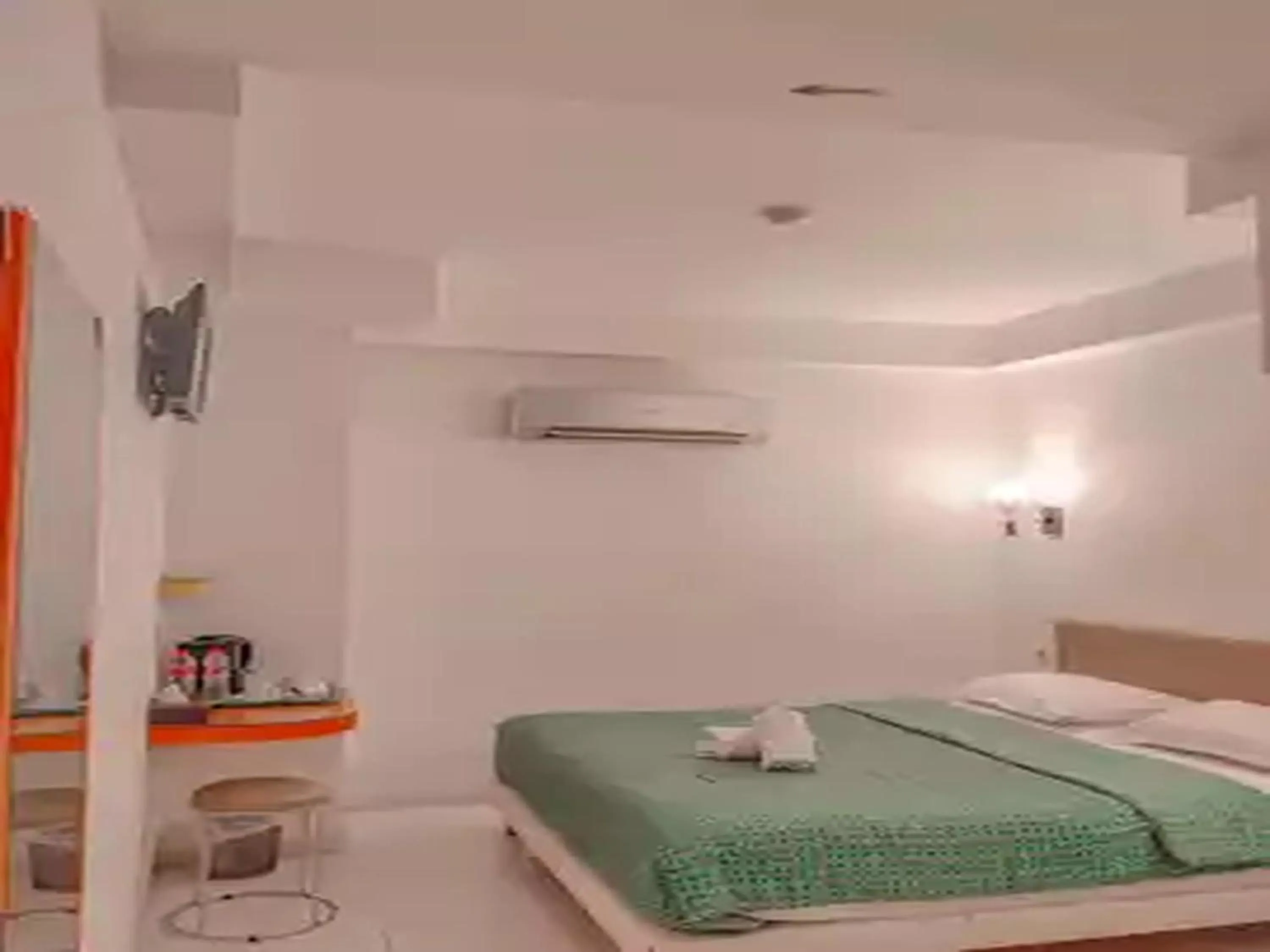 Bed in Dewarna Hotel Arifin