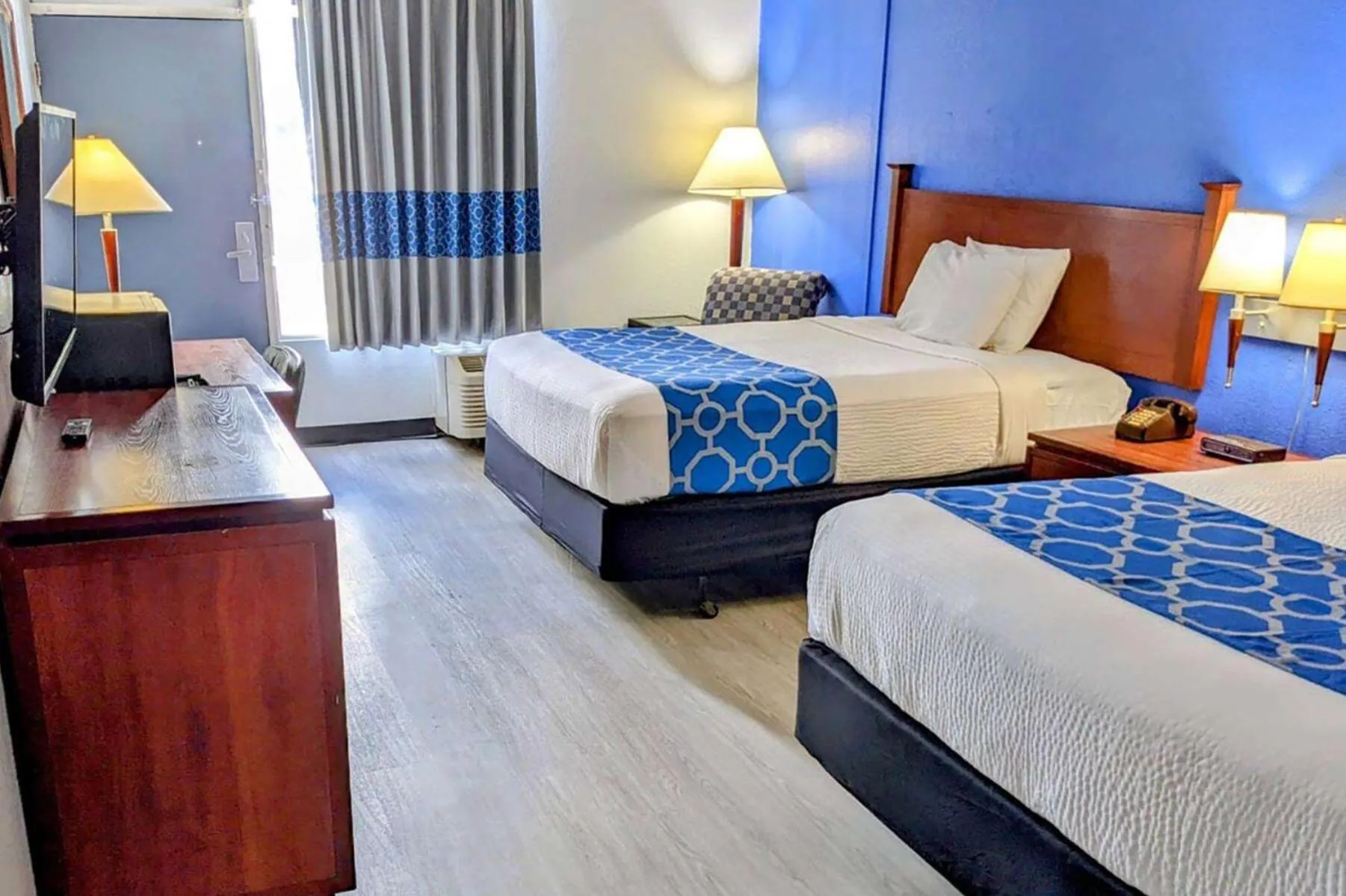 Photo of the whole room, Bed in Baymont by Wyndham Hannibal