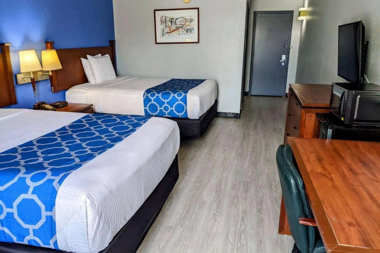 Photo of the whole room, Bed in Baymont by Wyndham Hannibal