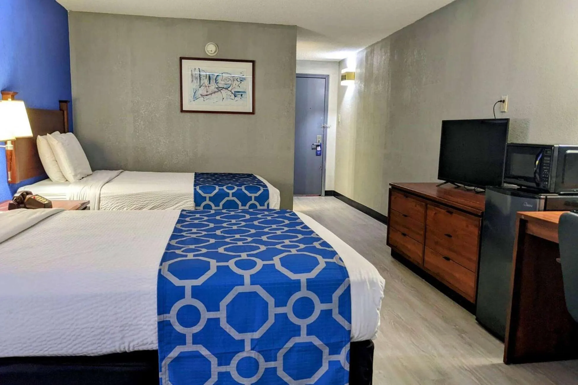 Photo of the whole room, Bed in Baymont by Wyndham Hannibal