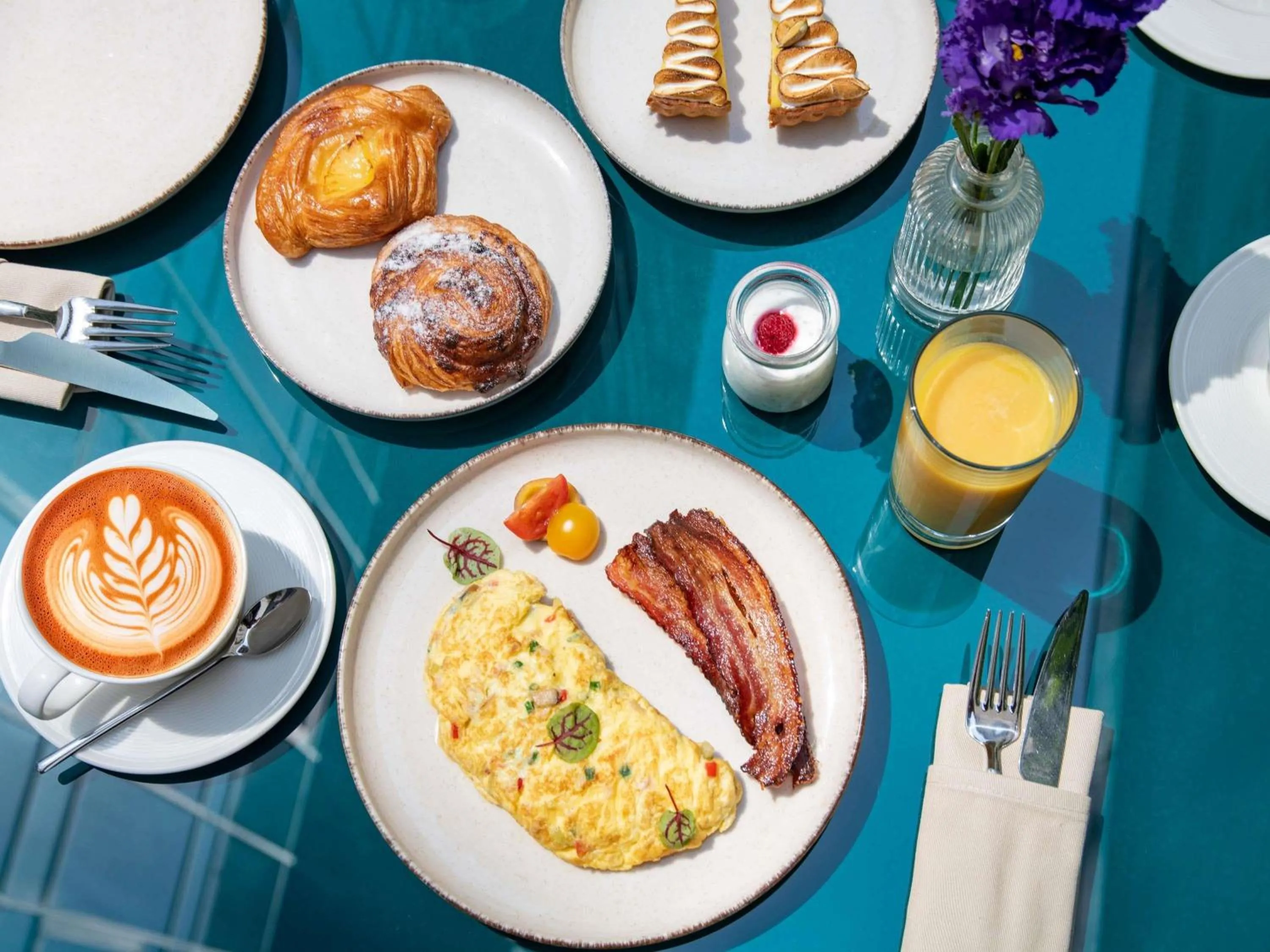 Restaurant/places to eat in Tbilisi Philharmonic Hotel by Mercure