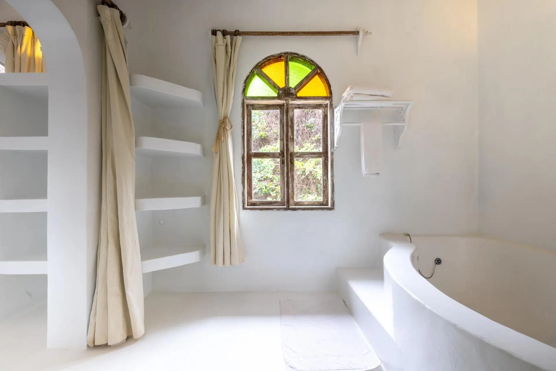 Bath, Bed in Msambweni Beach House and Private Villas