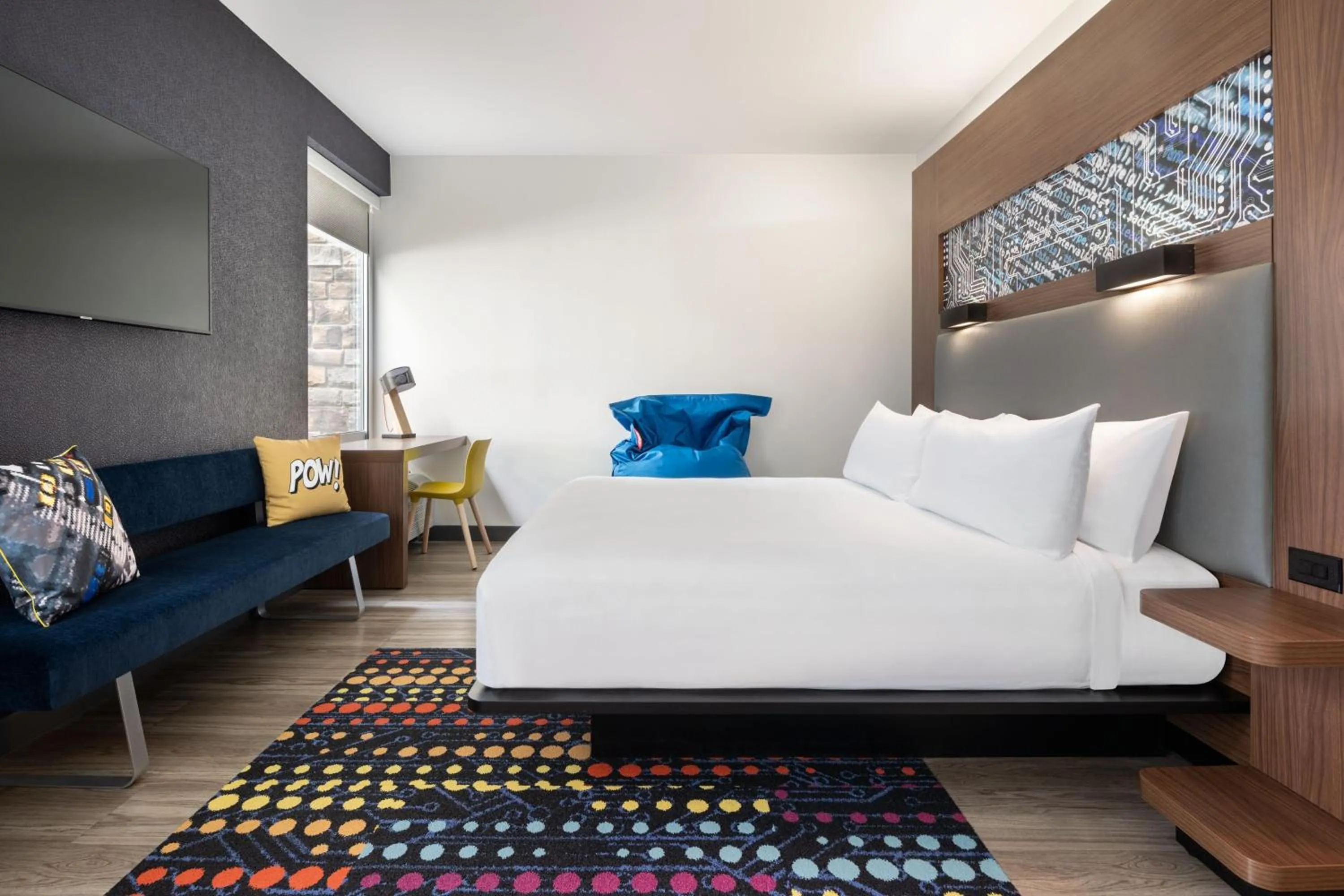 Photo of the whole room, Bed in Aloft Beachwood