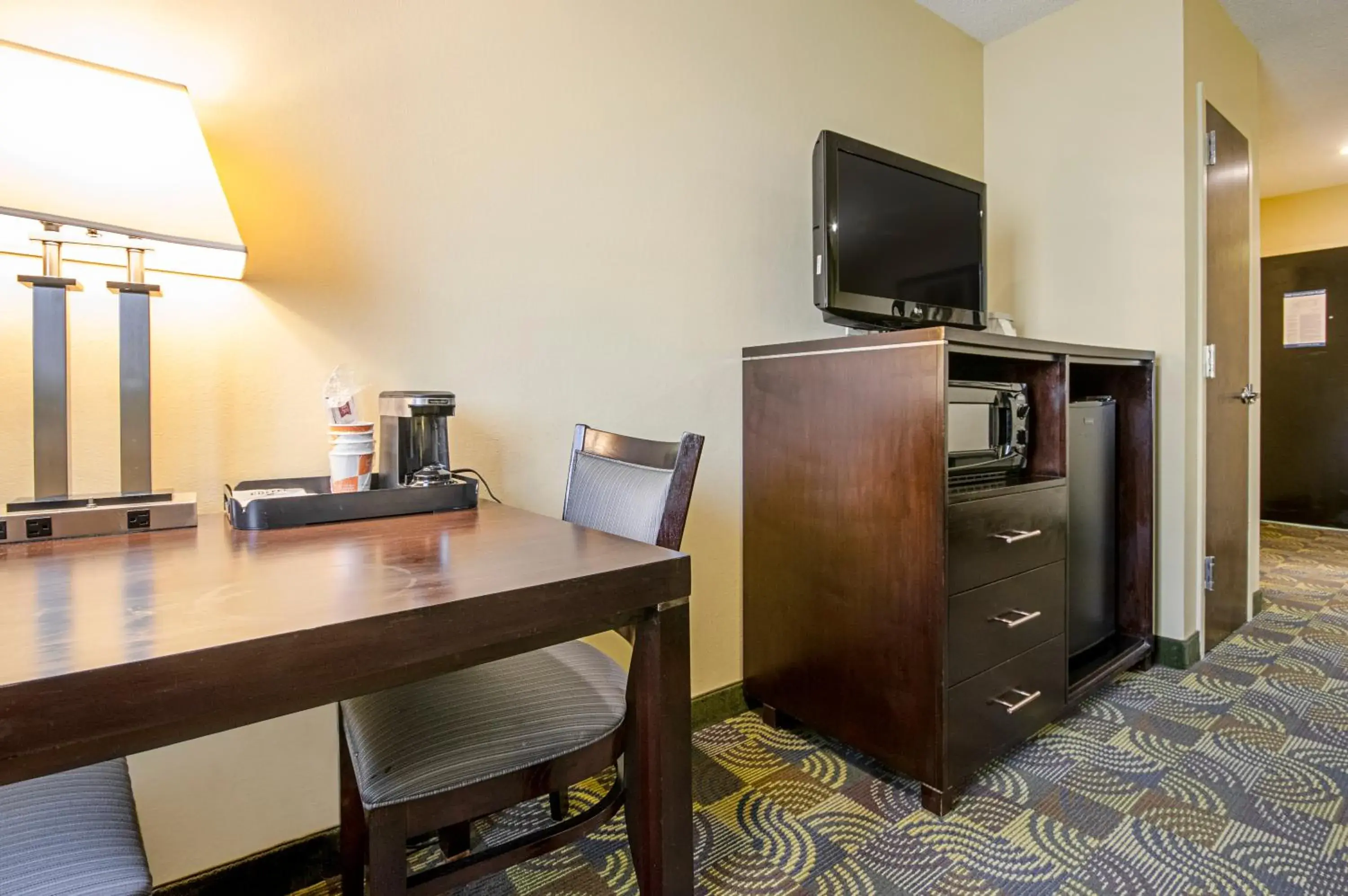 Queen Room with Two Queen Beds and Sofa Bed - Non-Smoking in Quality Inn & Suites Glenmont - Albany South Queen Room with Two Queen Beds and Sofa Bed - Non-Smoking in Quality Inn & Suites Glenmont - Albany South