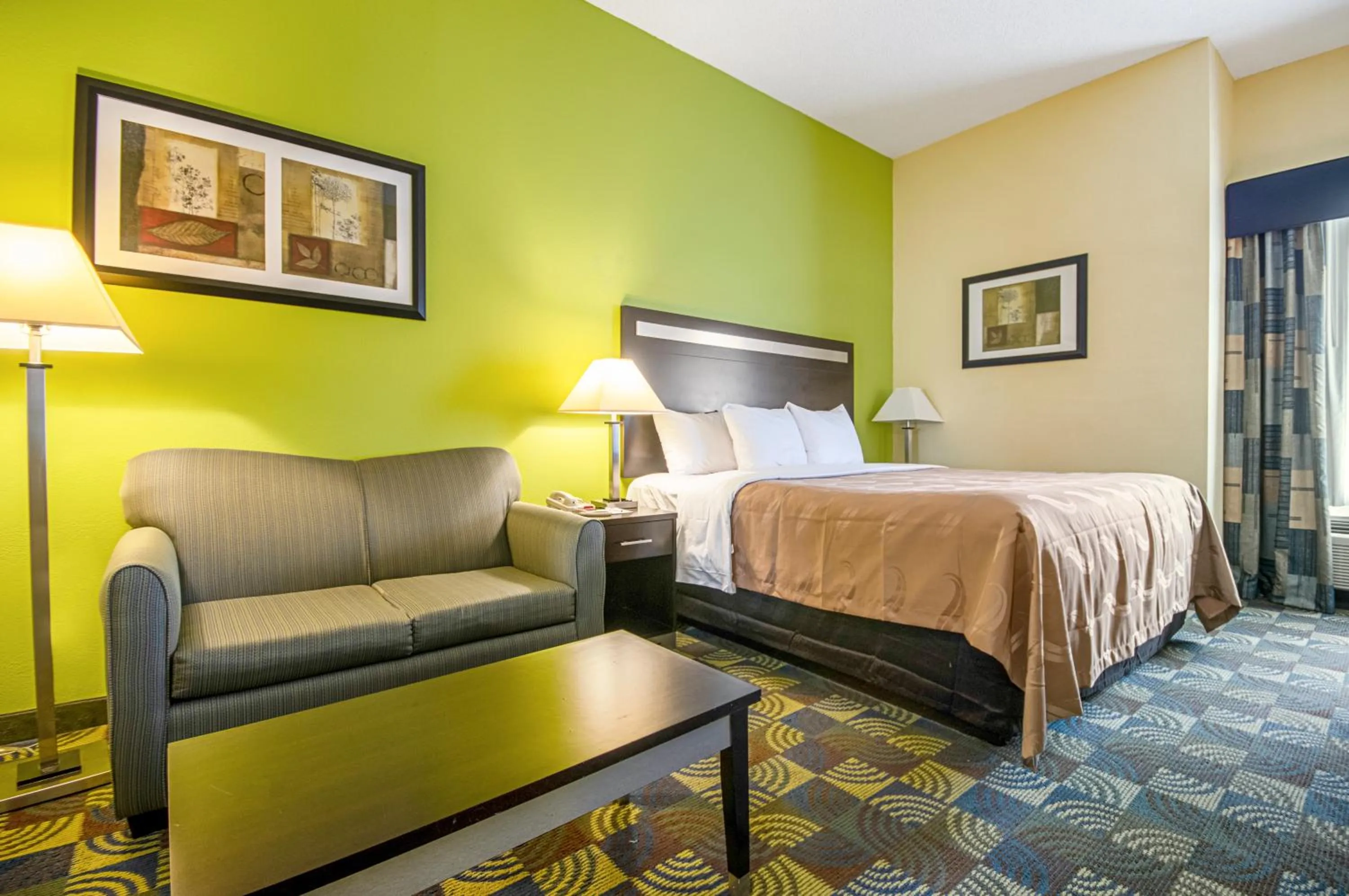 Bed in Quality Inn & Suites Glenmont - Albany South