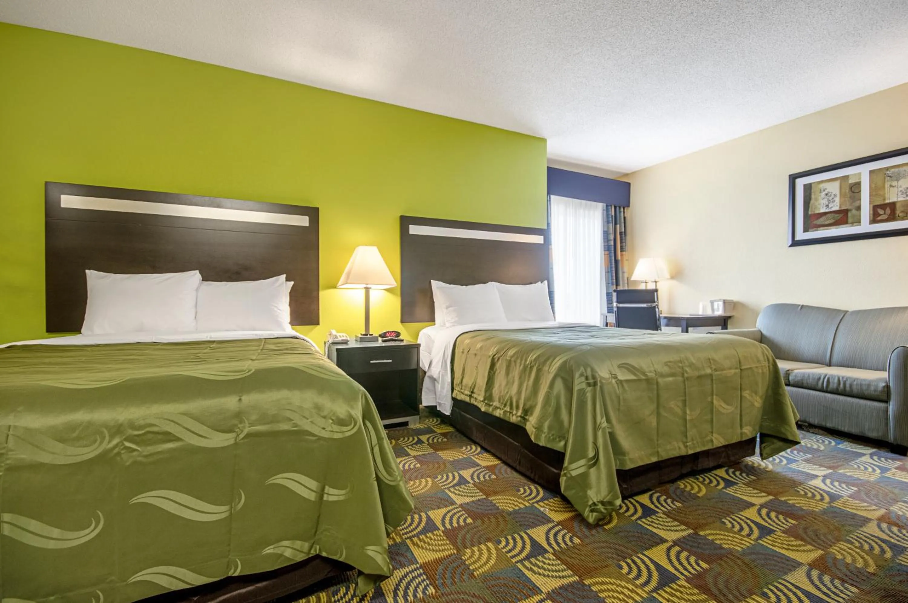 Bed in Quality Inn & Suites Glenmont - Albany South