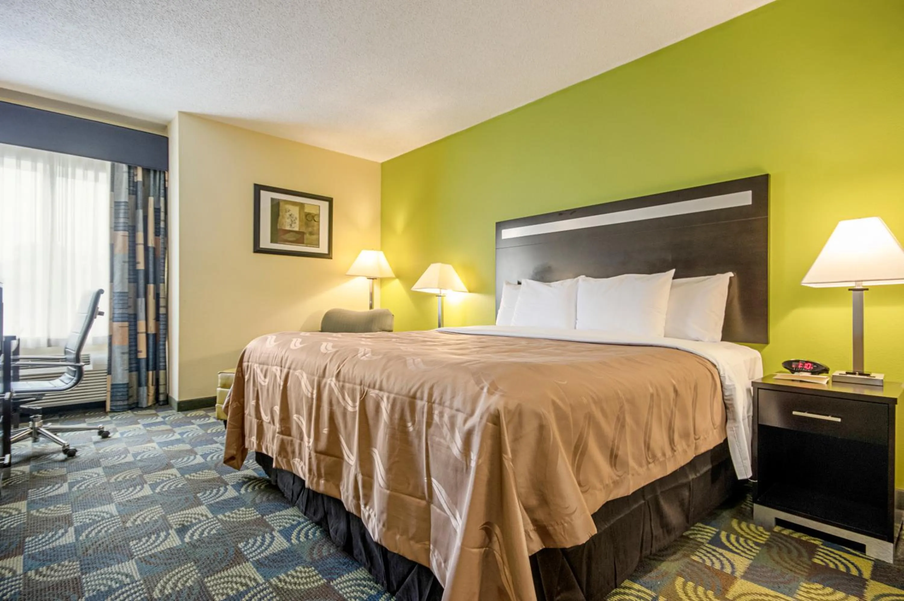 Bed in Quality Inn & Suites Glenmont - Albany South