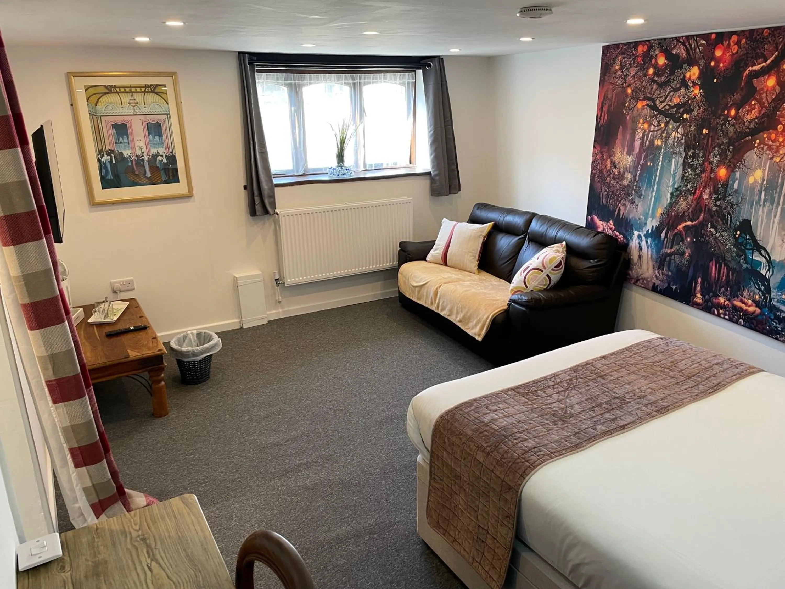 Seating area, Bed in The Cridford Inn