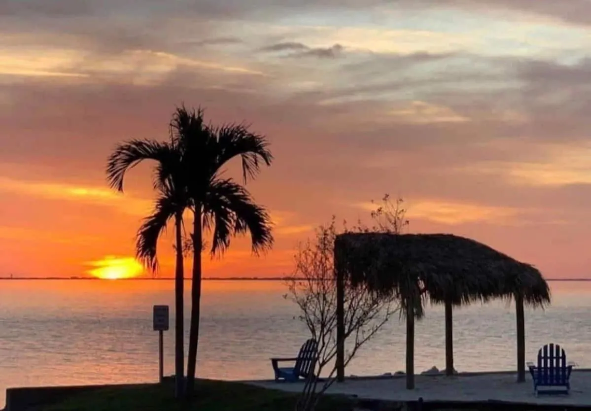 Amazing Waterfront Views Resort, Enjoy Heated Pool & Sunset!