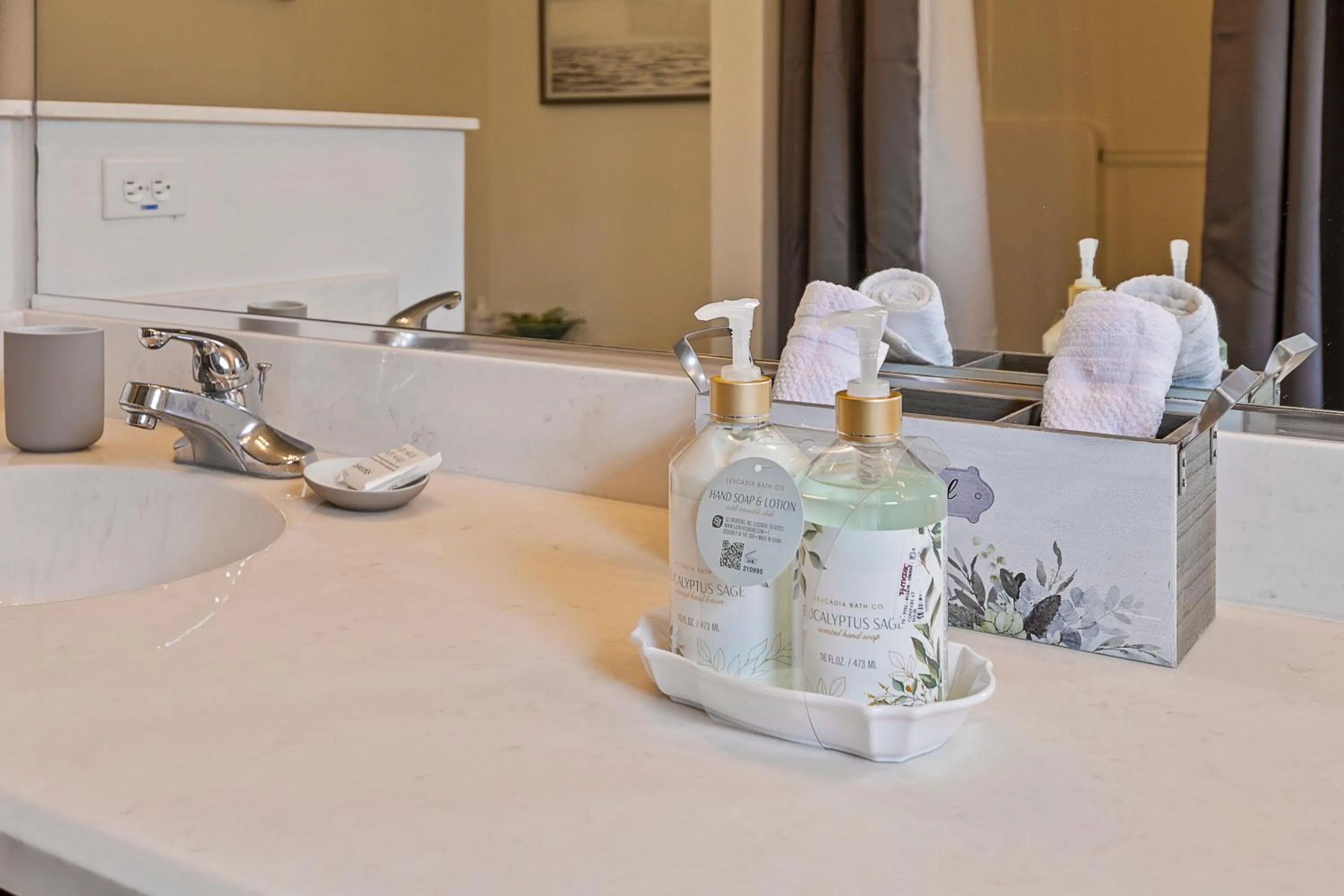 WHISPERING PALM Newly renovated cozy fenced in pool home - sleeps 8