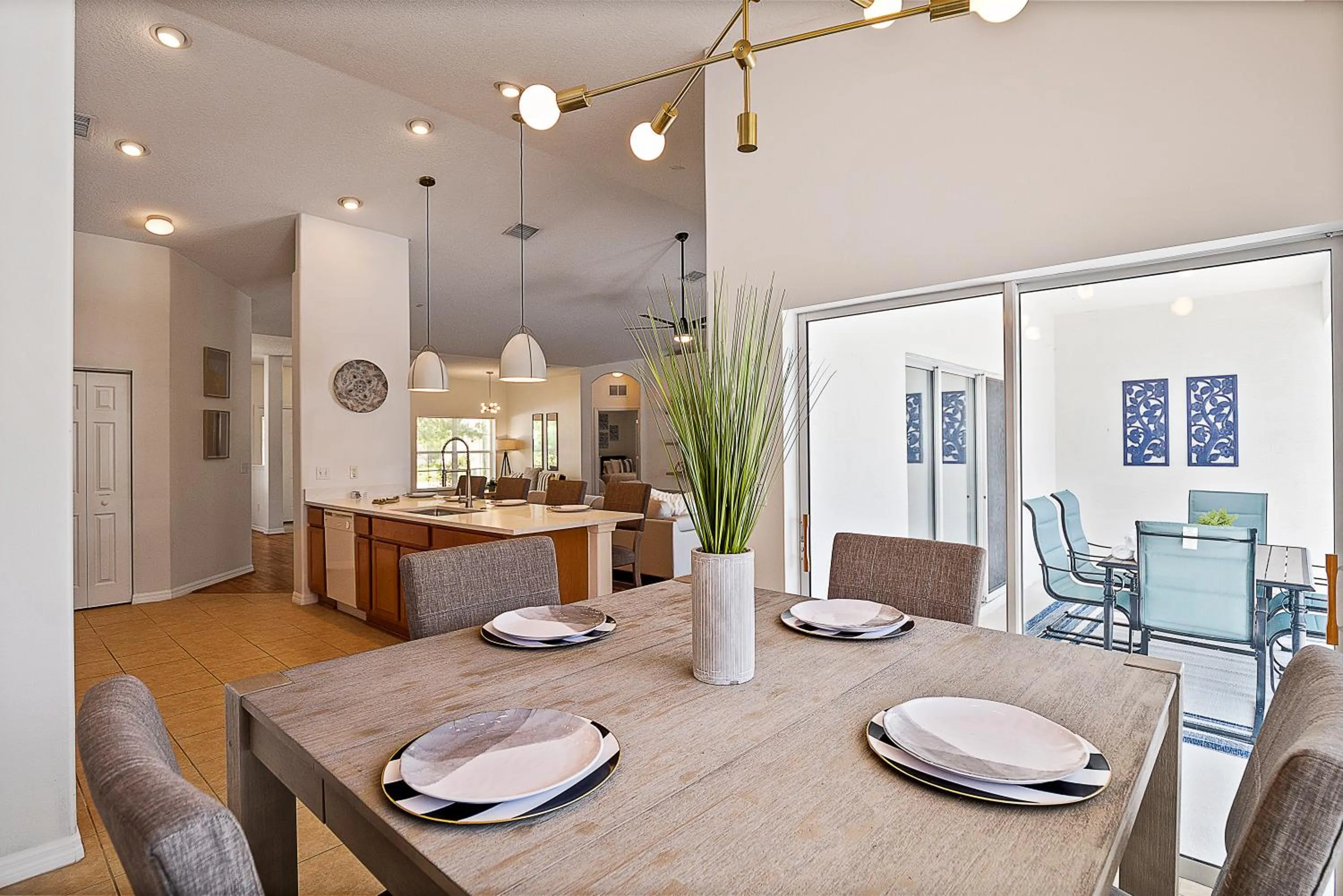 WHISPERING PALM Newly renovated cozy fenced in pool home - sleeps 8