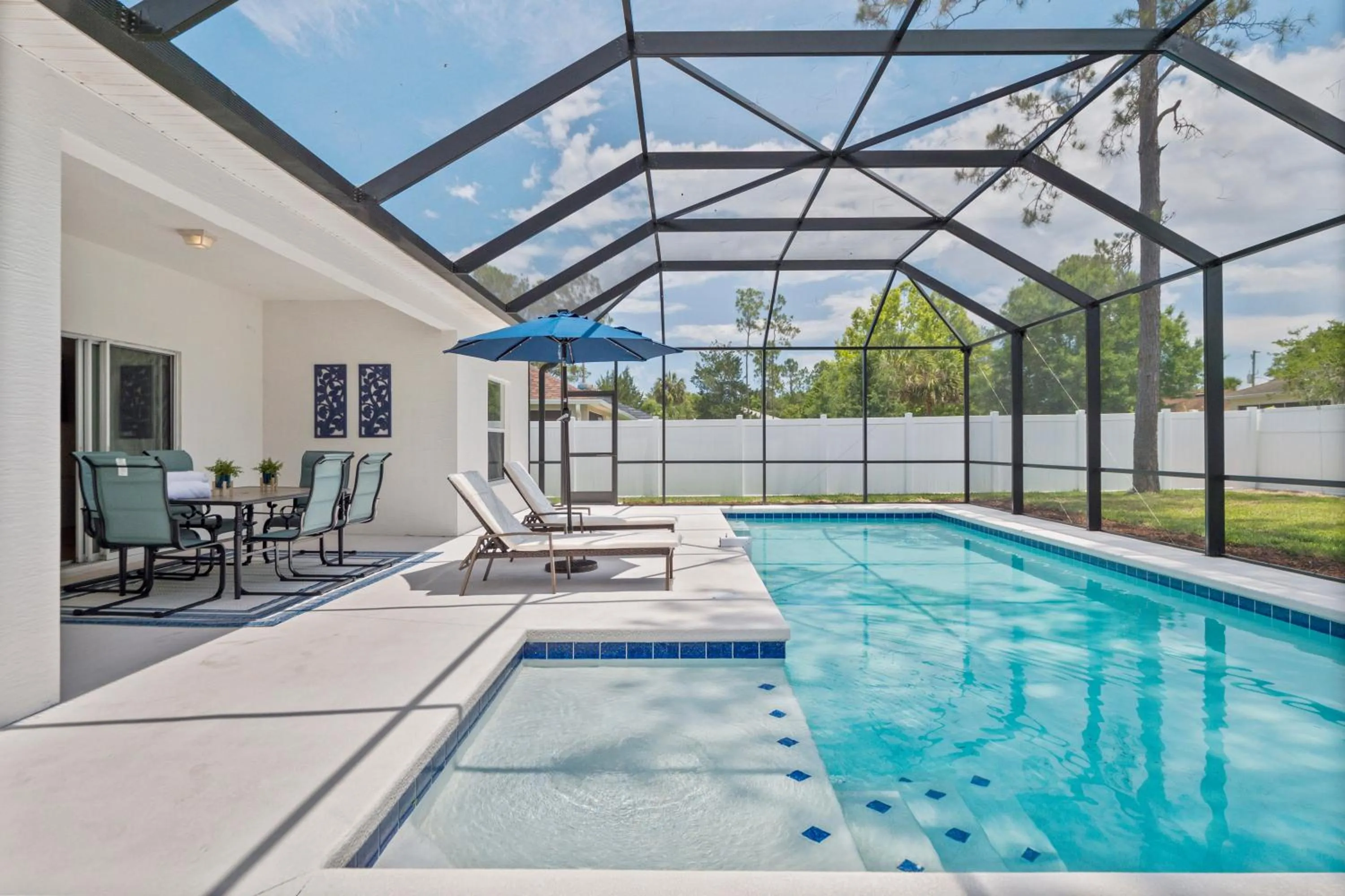 WHISPERING PALM Newly renovated cozy fenced in pool home - sleeps 8