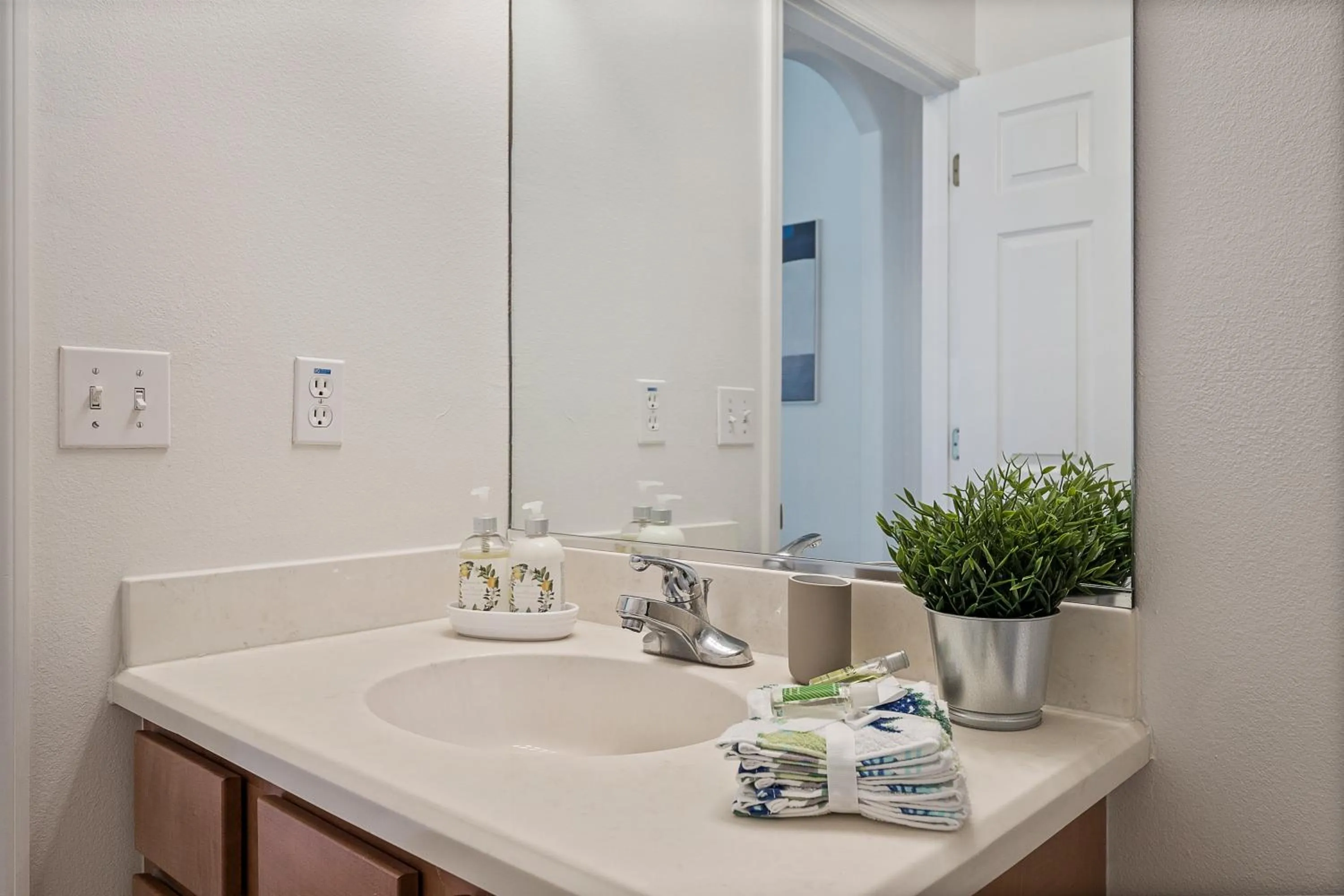 WHISPERING PALM Newly renovated cozy fenced in pool home - sleeps 8