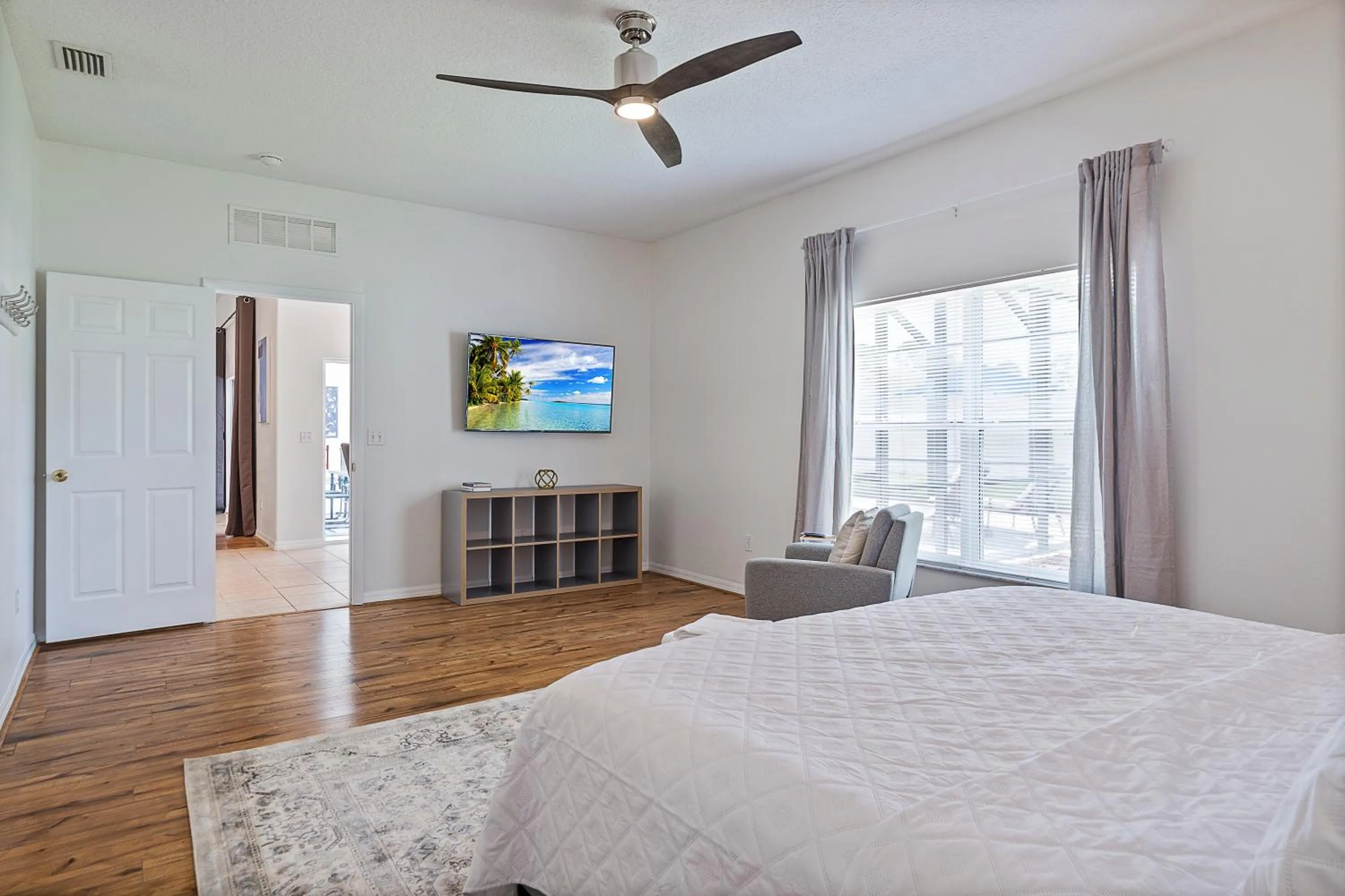 WHISPERING PALM Newly renovated cozy fenced in pool home - sleeps 8