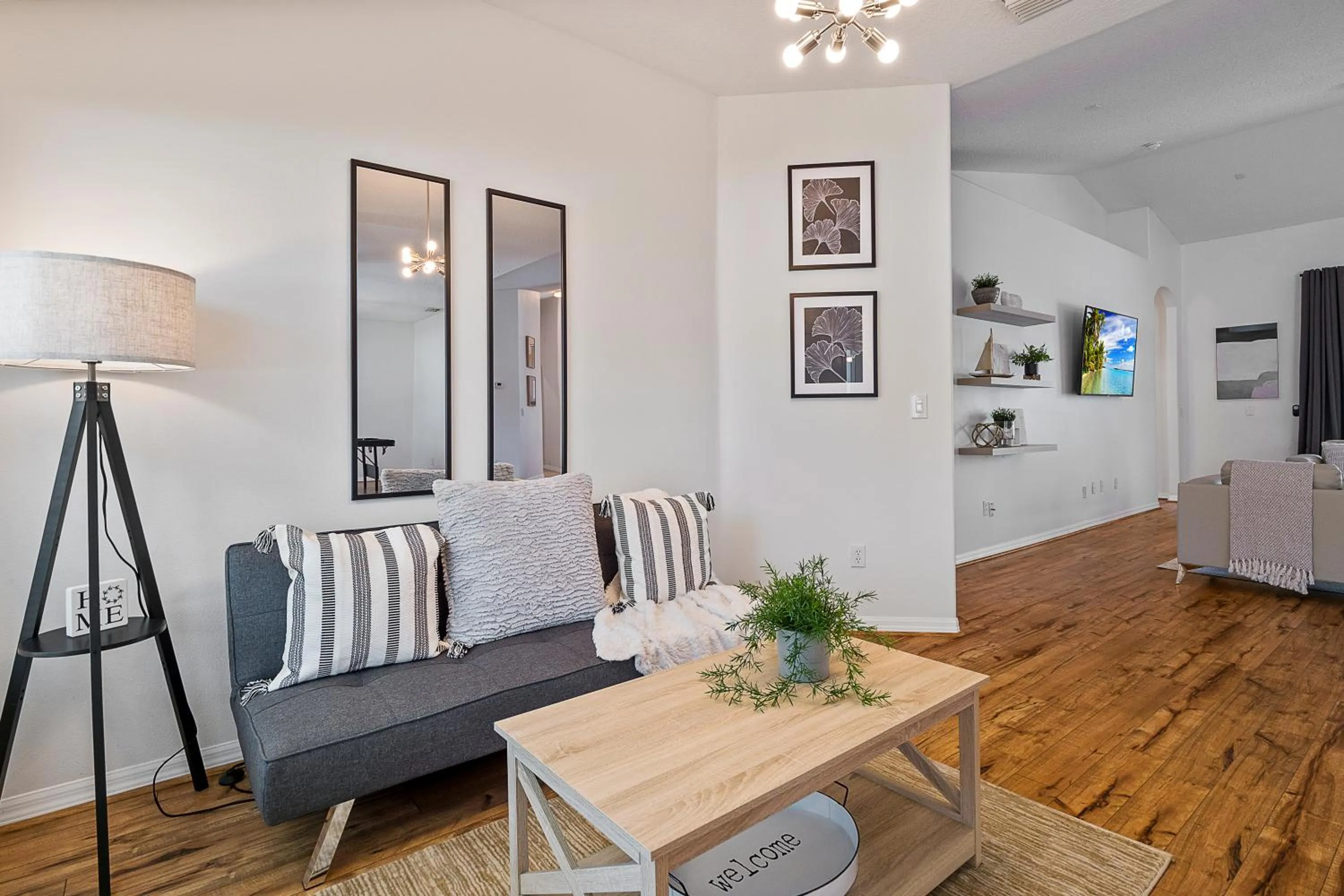 WHISPERING PALM Newly renovated cozy fenced in pool home - sleeps 8