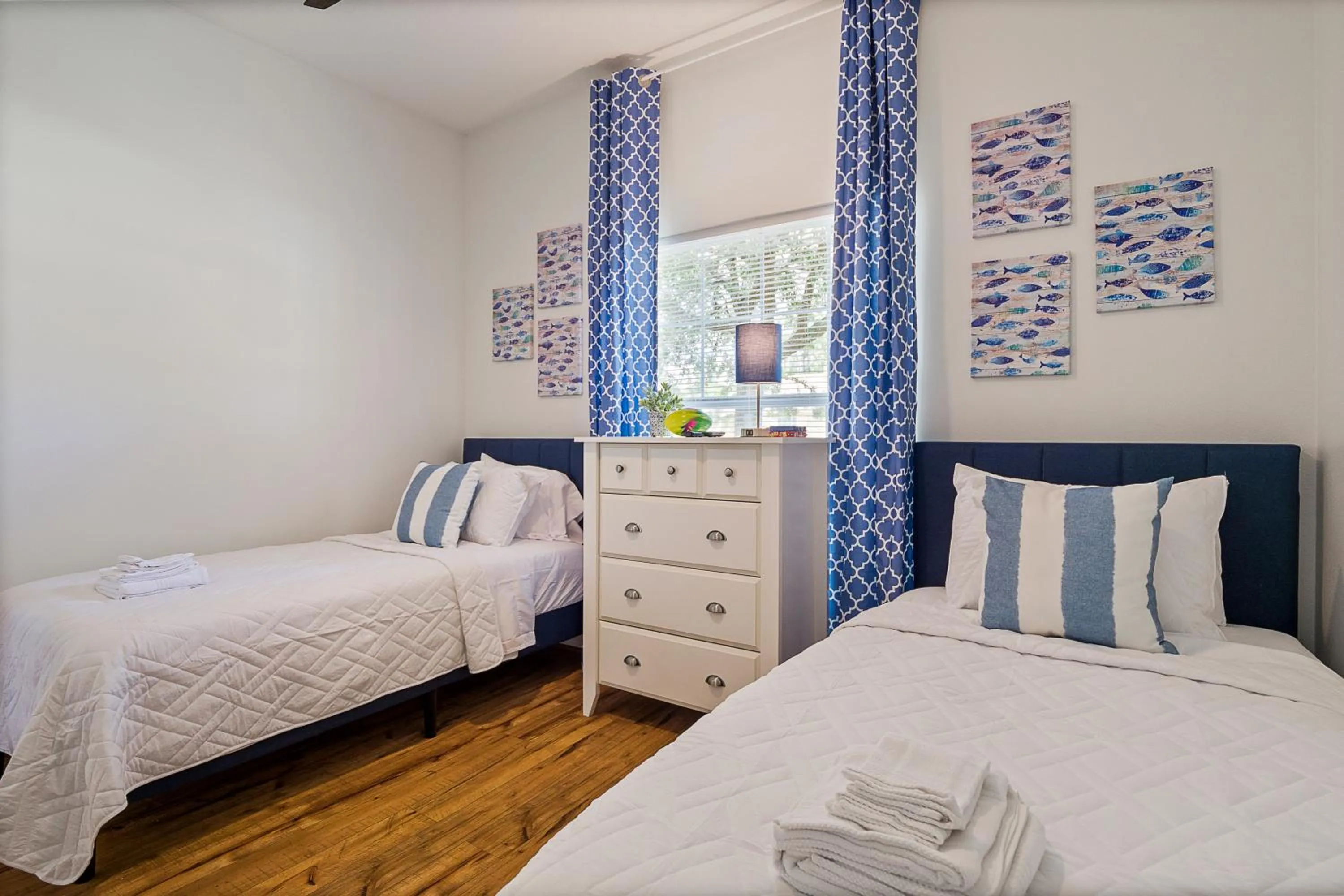 WHISPERING PALM Newly renovated cozy fenced in pool home - sleeps 8