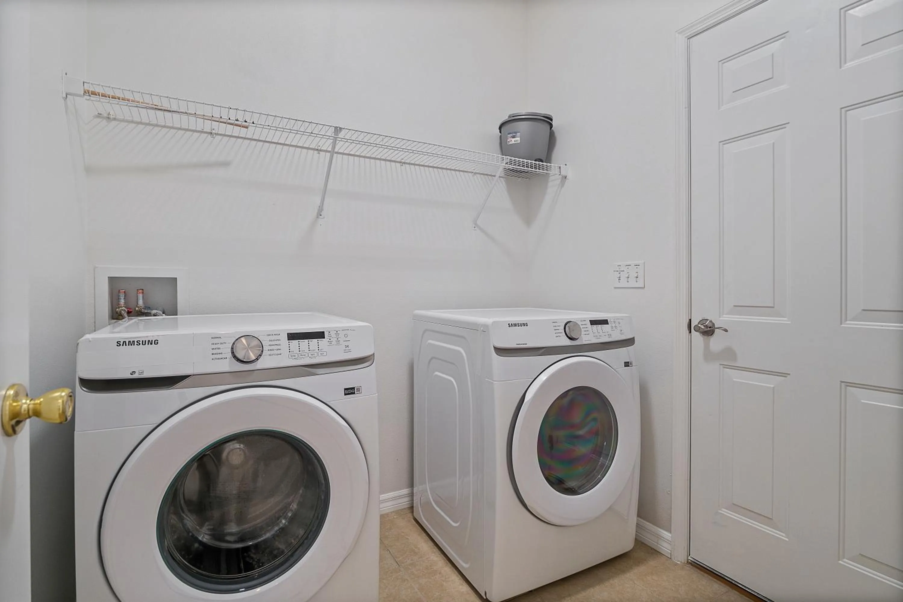 WHISPERING PALM Newly renovated cozy fenced in pool home - sleeps 8