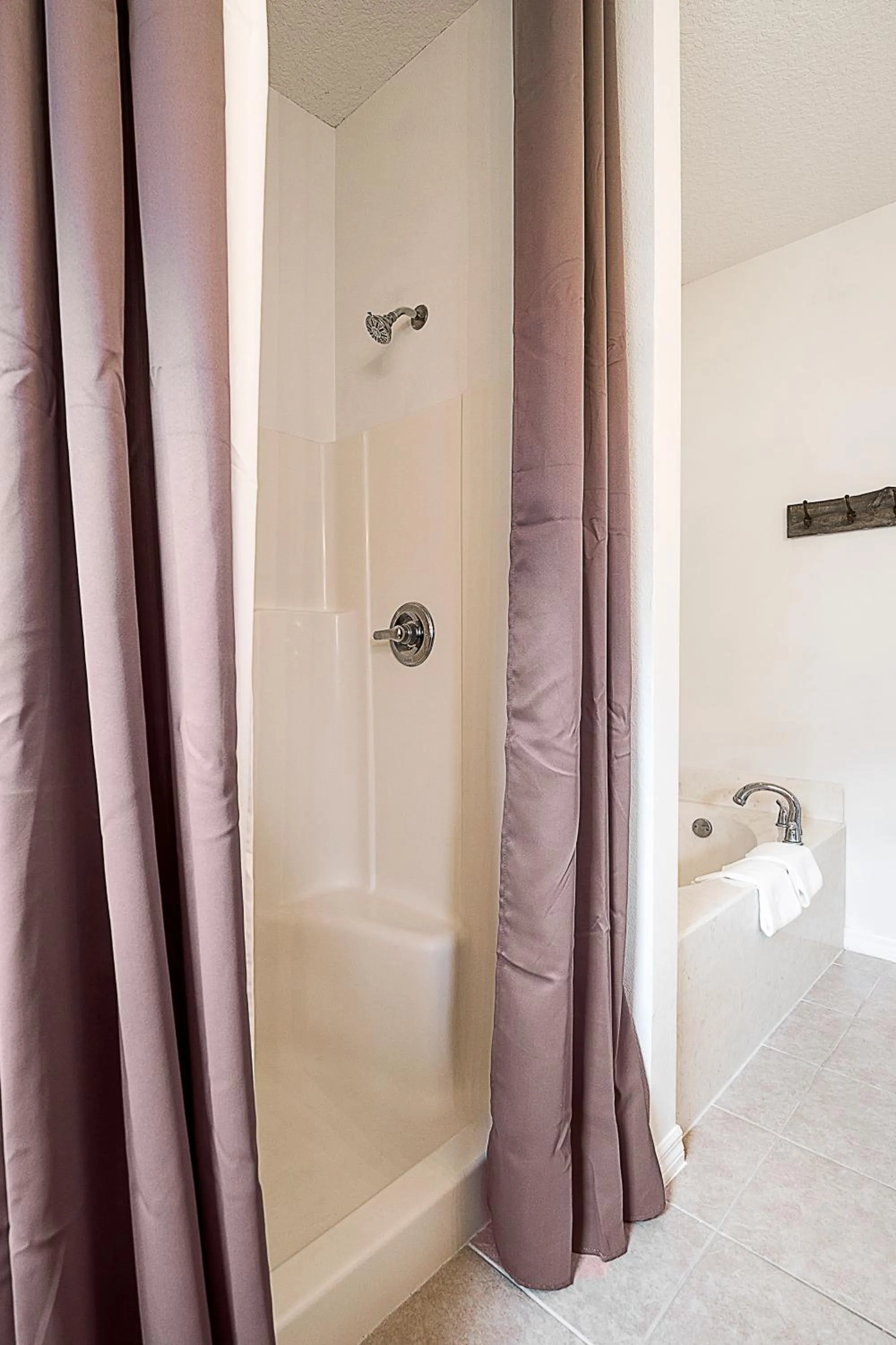 WHISPERING PALM Newly renovated cozy fenced in pool home - sleeps 8