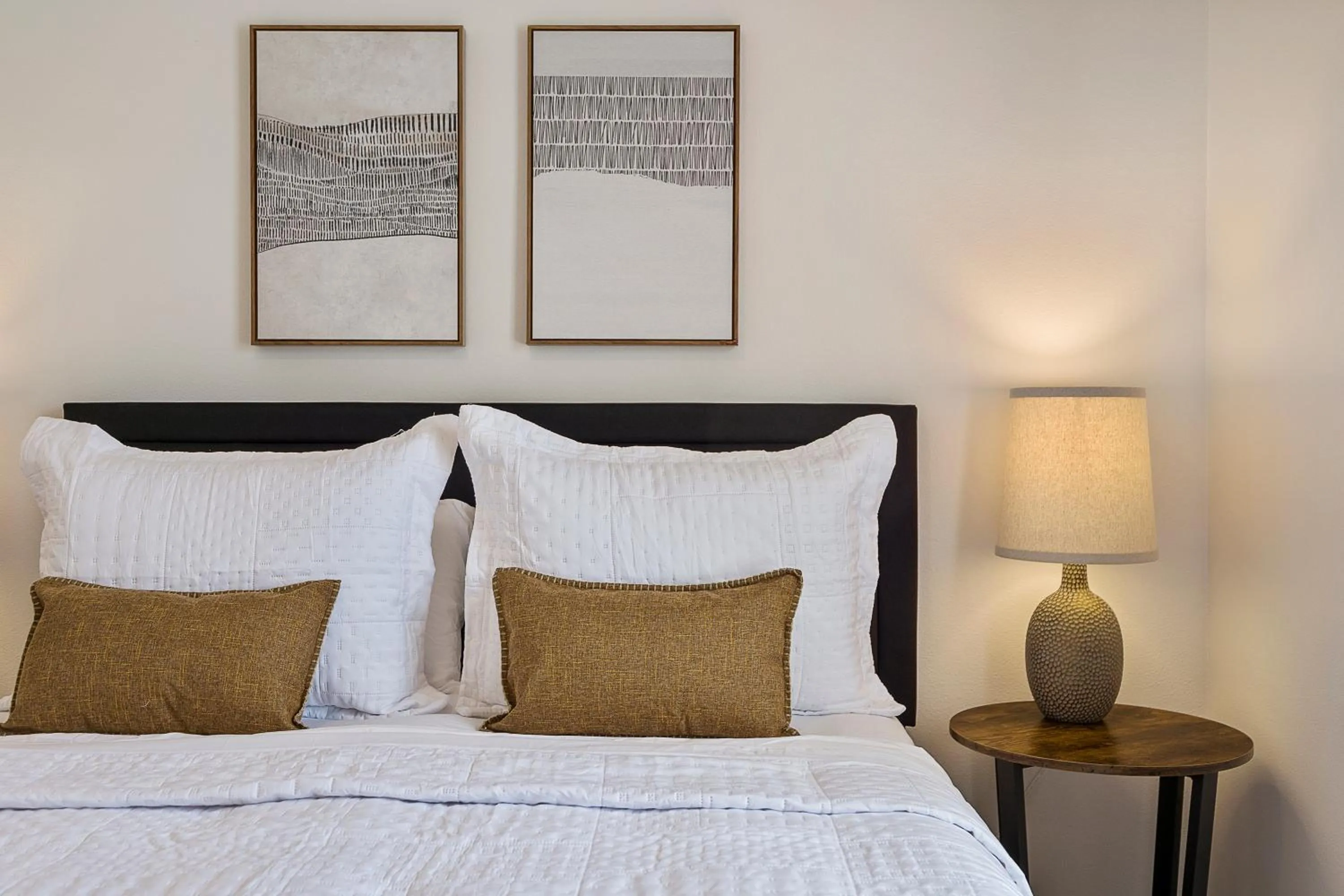 WHISPERING PALM Newly renovated cozy fenced in pool home - sleeps 8