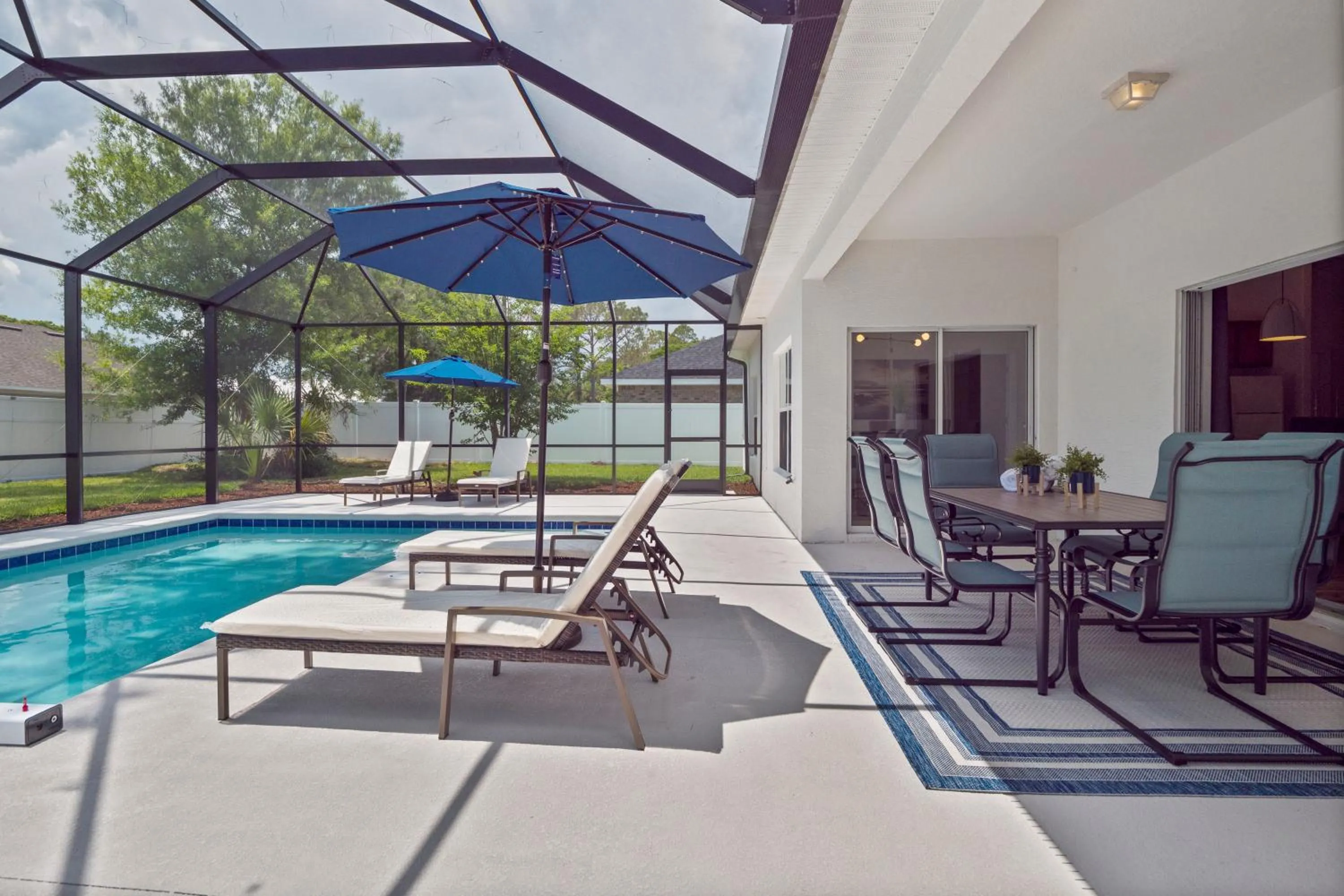 WHISPERING PALM Newly renovated cozy fenced in pool home - sleeps 8
