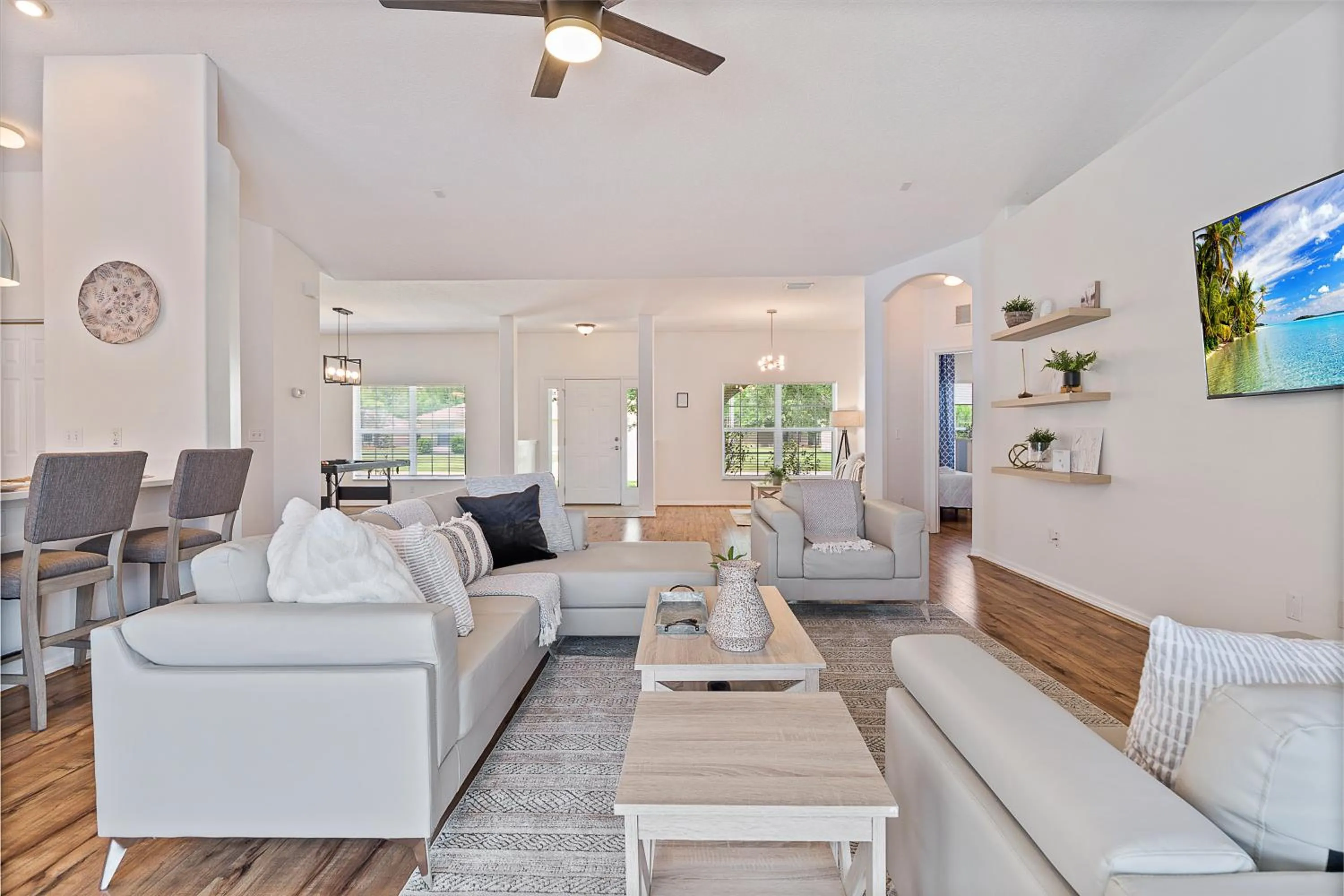 WHISPERING PALM Newly renovated cozy fenced in pool home - sleeps 8