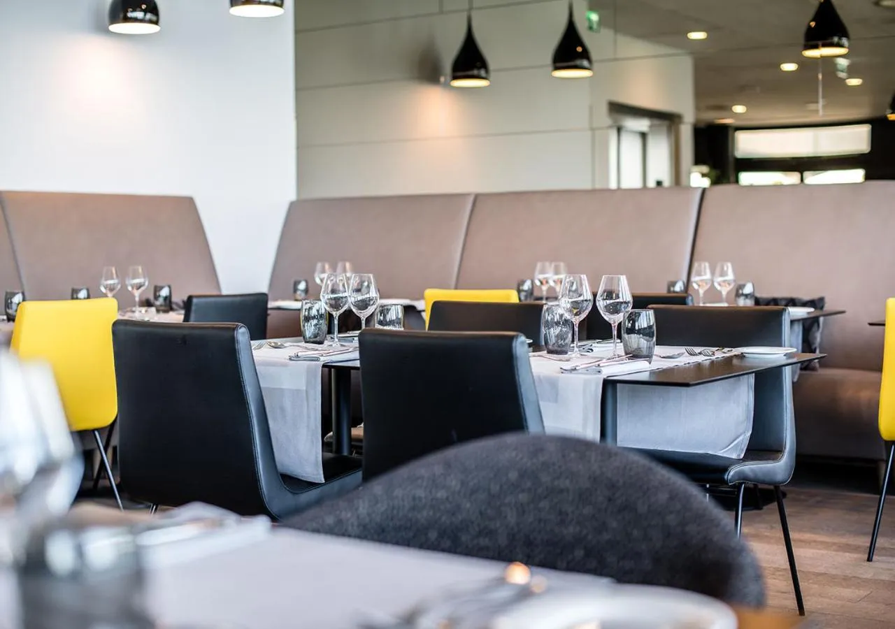 Restaurant/places to eat in Lake Geneva Hotel