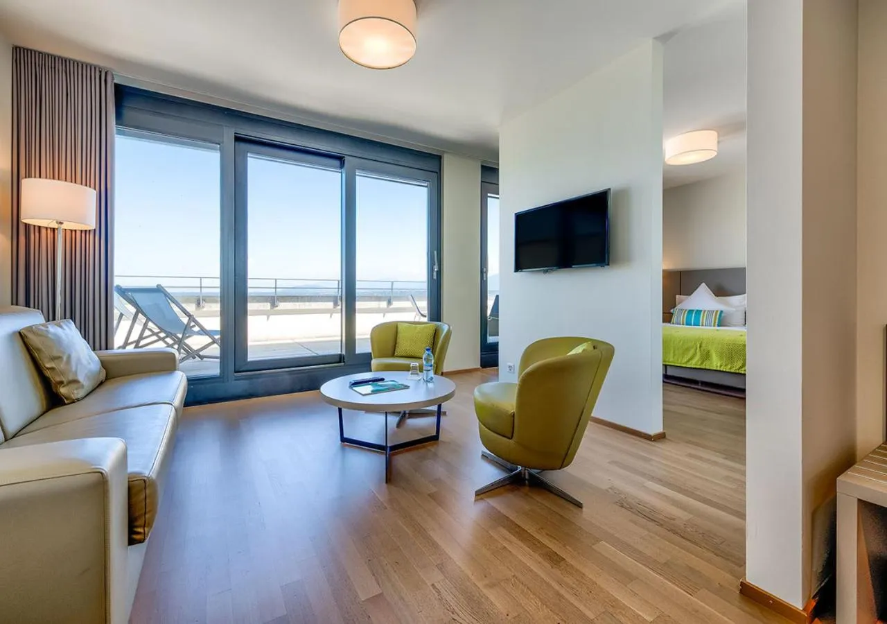 Living room, Bed in Lake Geneva Hotel