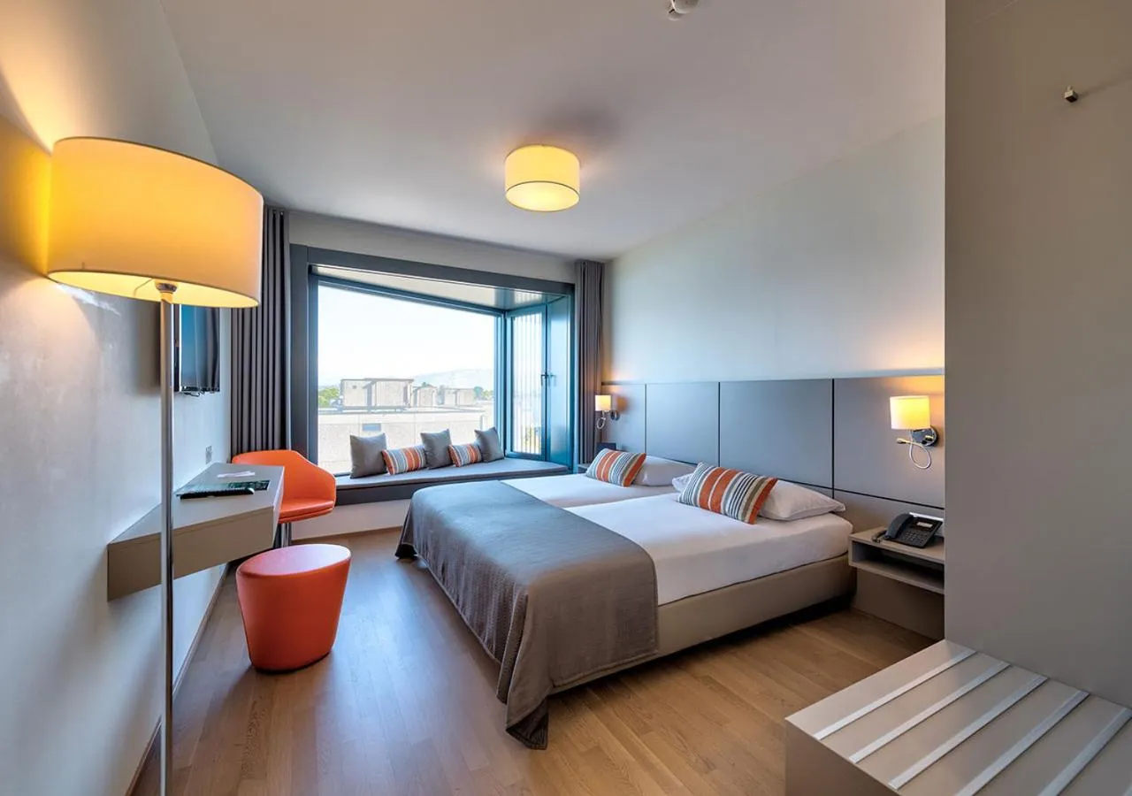 Photo of the whole room, Bed in Lake Geneva Hotel