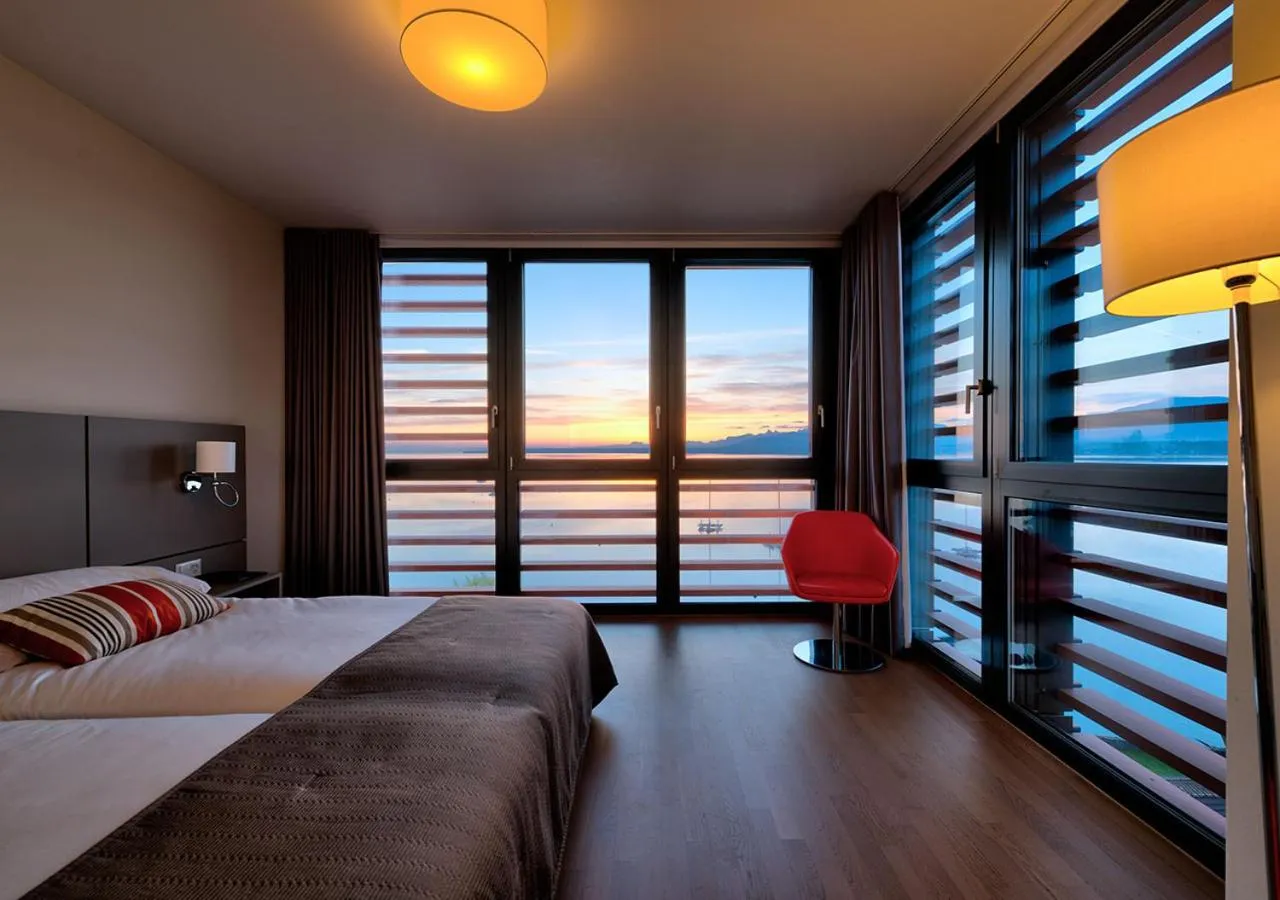 Coffee/tea facilities, Bed in Lake Geneva Hotel