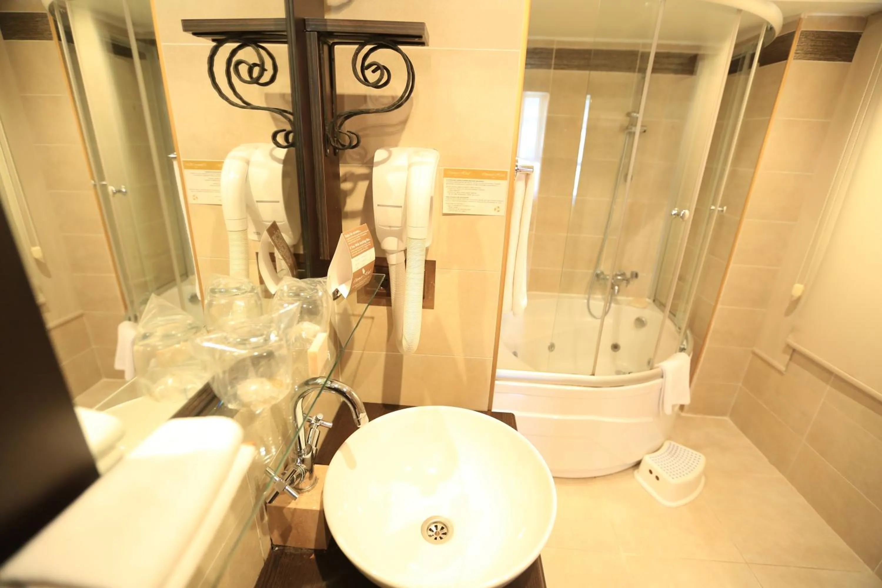 Shower in Ottoman Hotel Imperial-Special Category