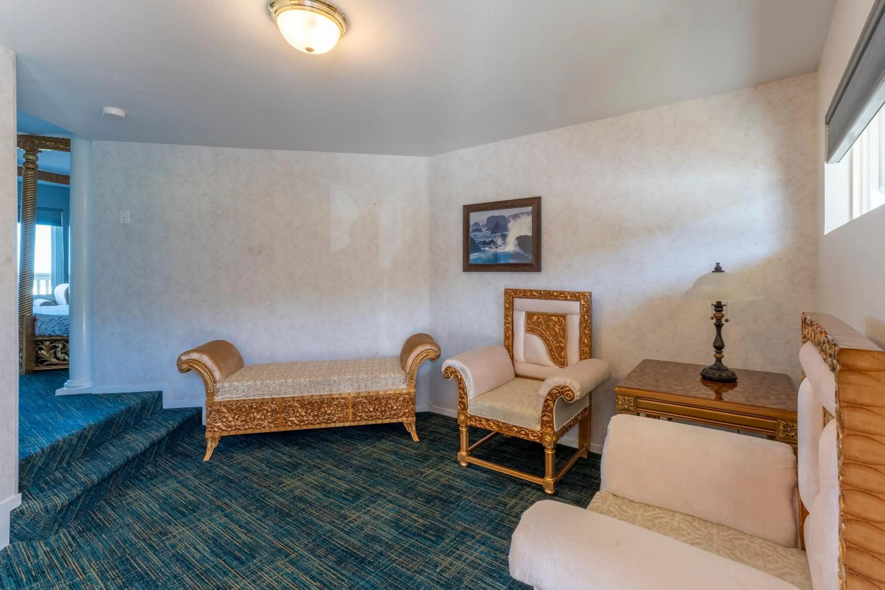 Seating area, Bed in Ocean View Lodge