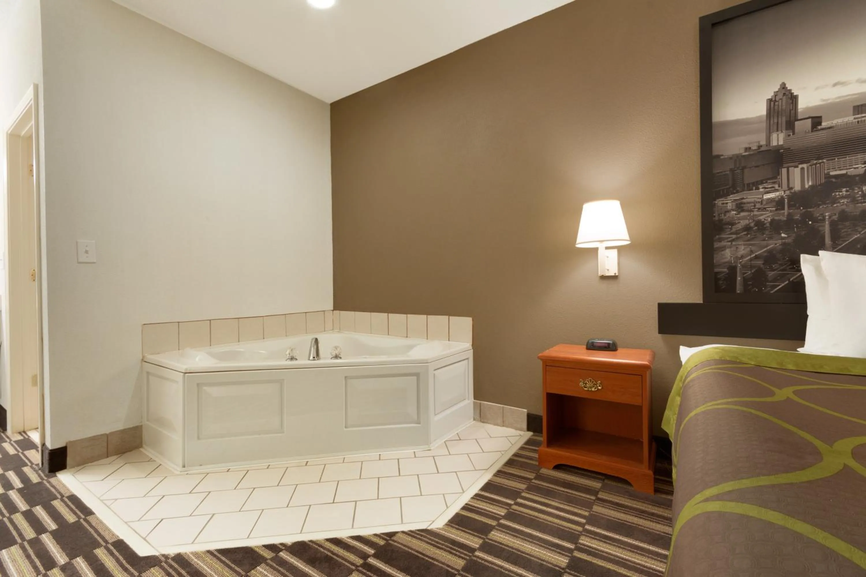 Bath, Bed in Super 8 by Wyndham Chatsworth/Dalton