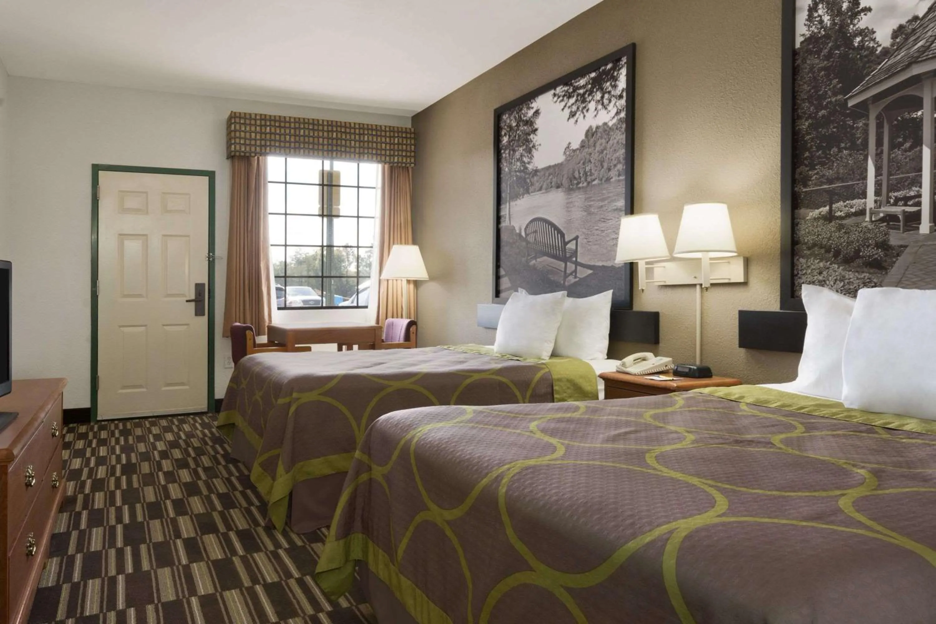 Photo of the whole room, Bed in Super 8 by Wyndham Chatsworth/Dalton