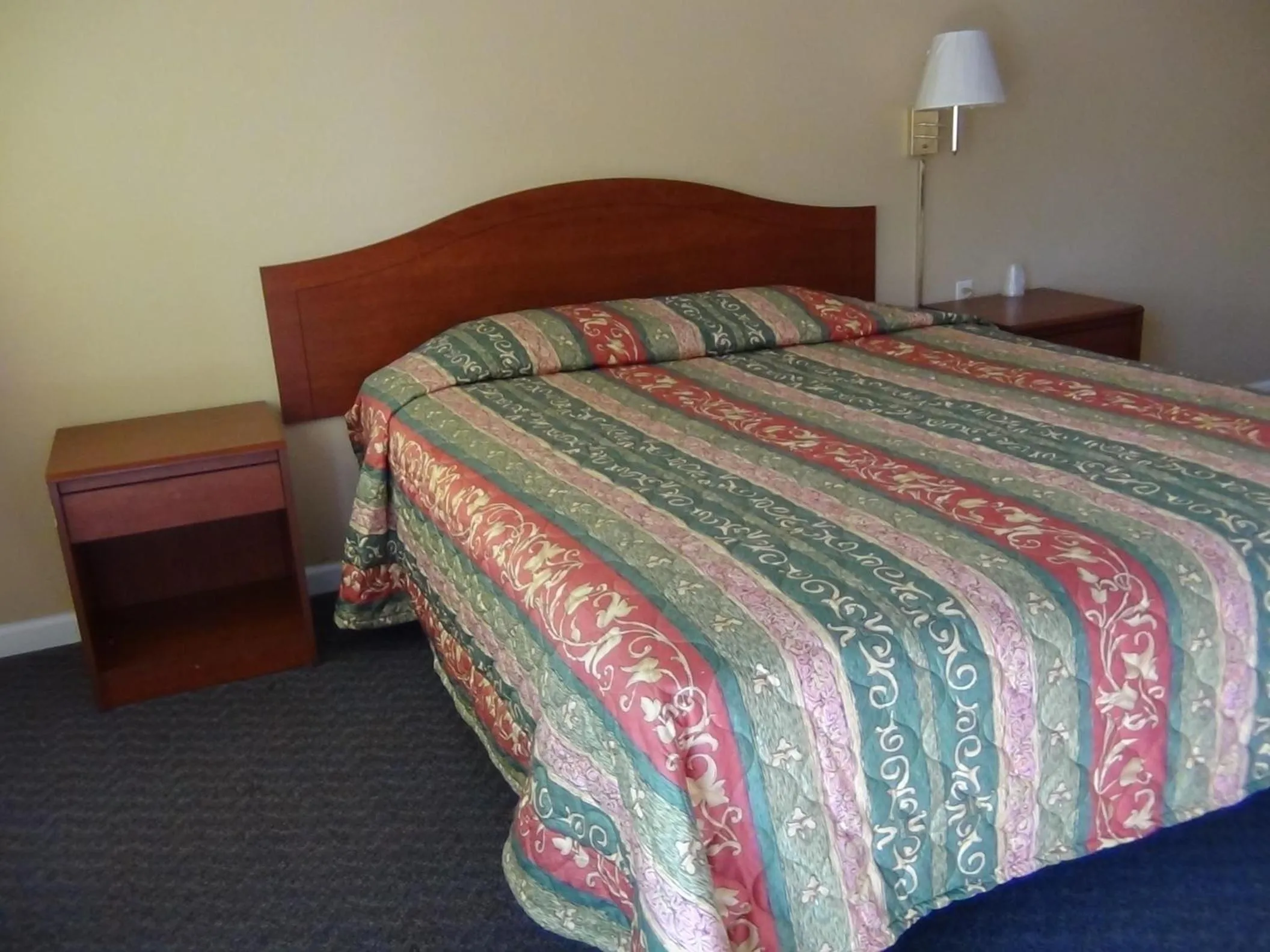 Bed in Desert Inn Motel