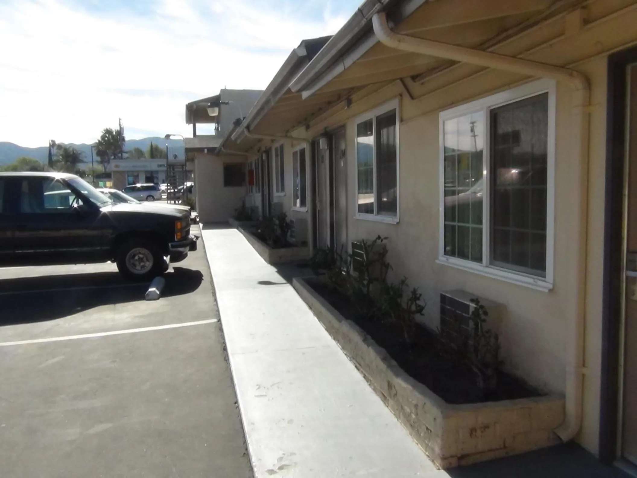 Property building in Desert Inn Motel
