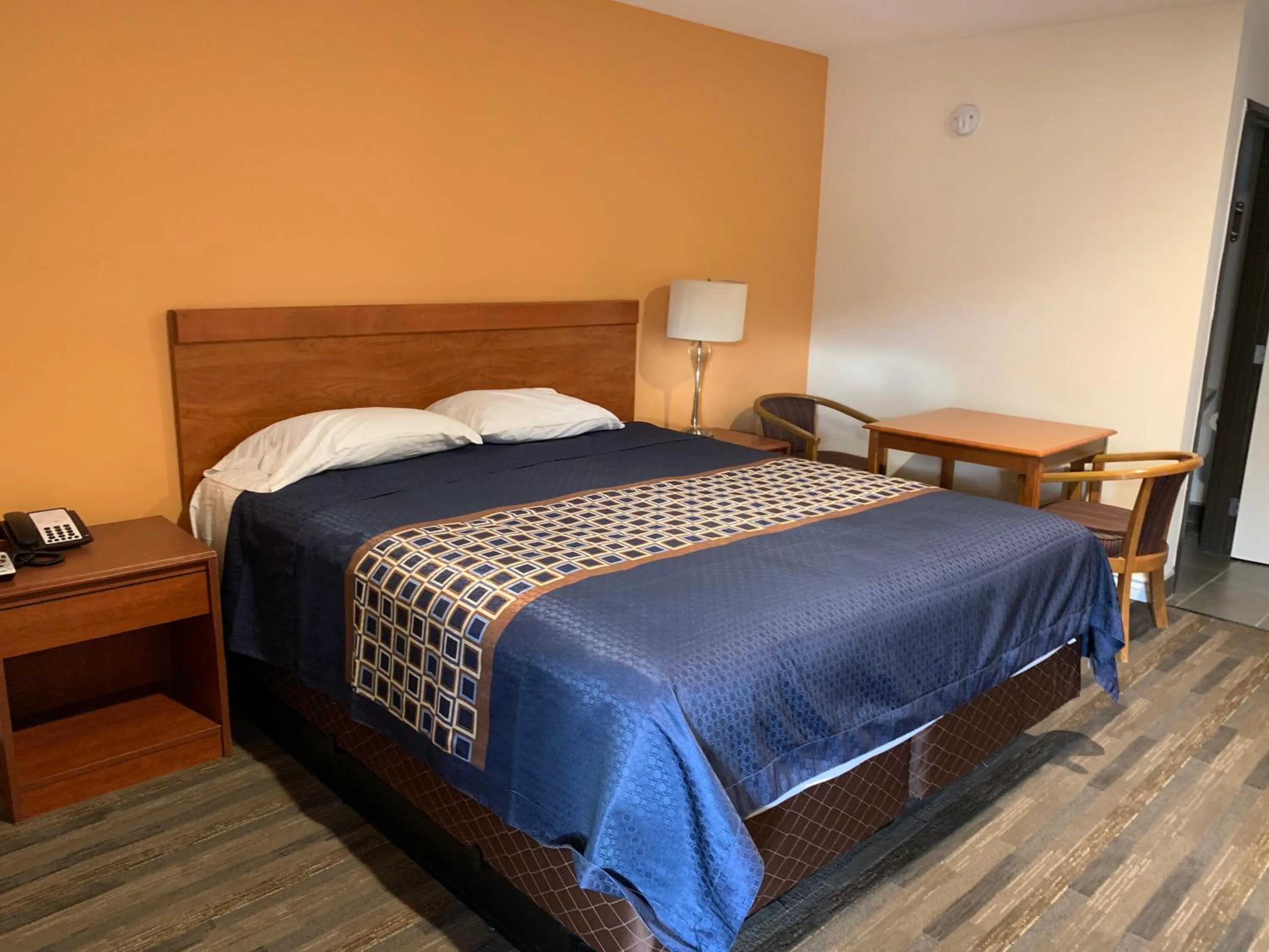 Photo of the whole room, Bed in Desert Inn Motel