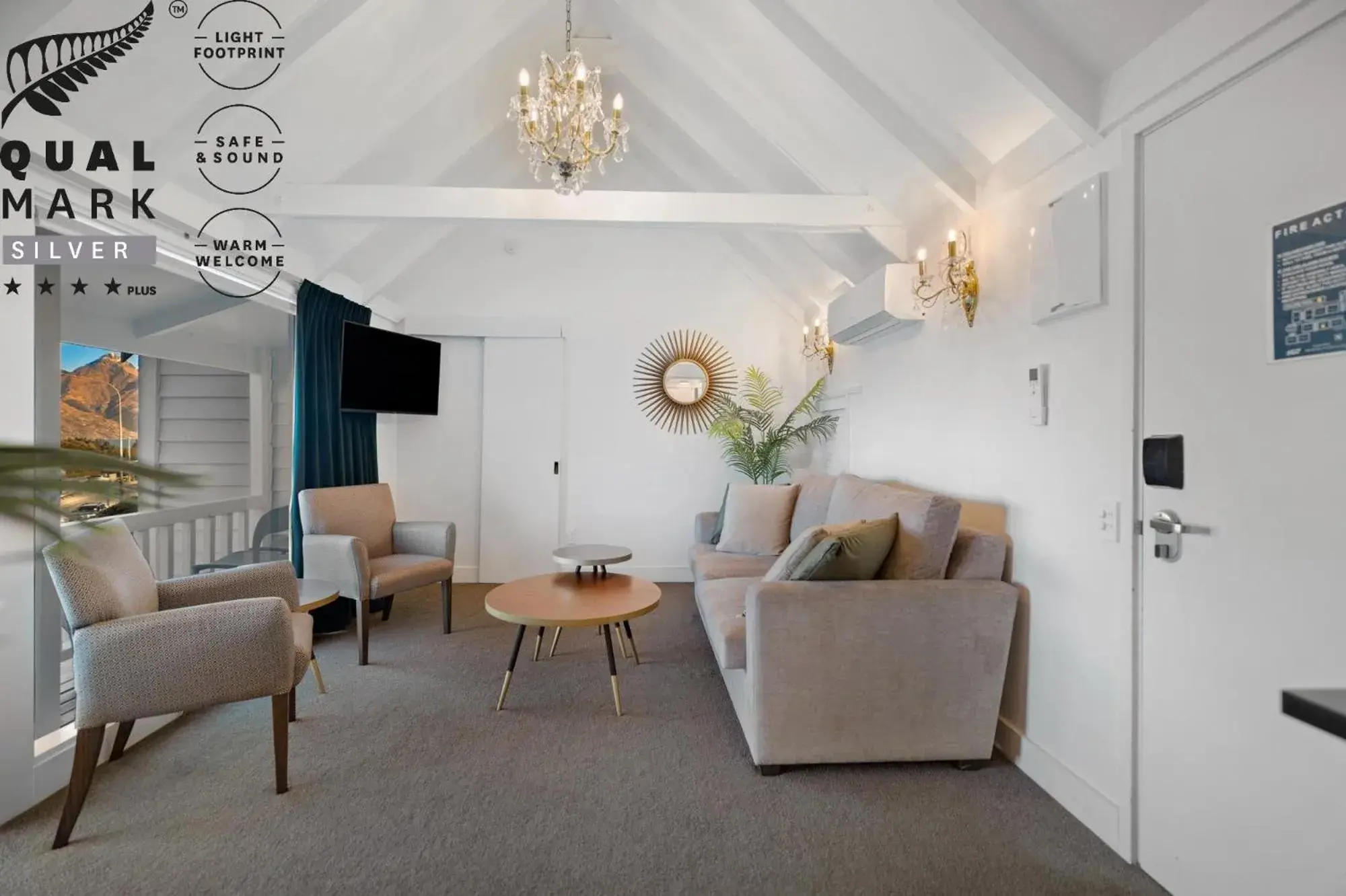 One-Bedroom Suite With a Lake And Mountain View in Lakeview Colonial Motel One-Bedroom Suite With a Lake And Mountain View in Lakeview Colonial Motel