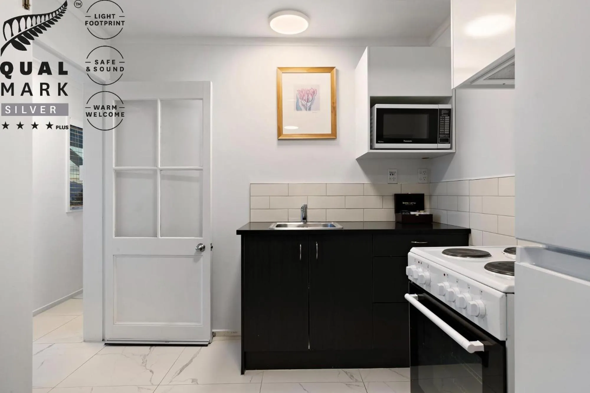 kitchen in Lakeview Colonial Motel