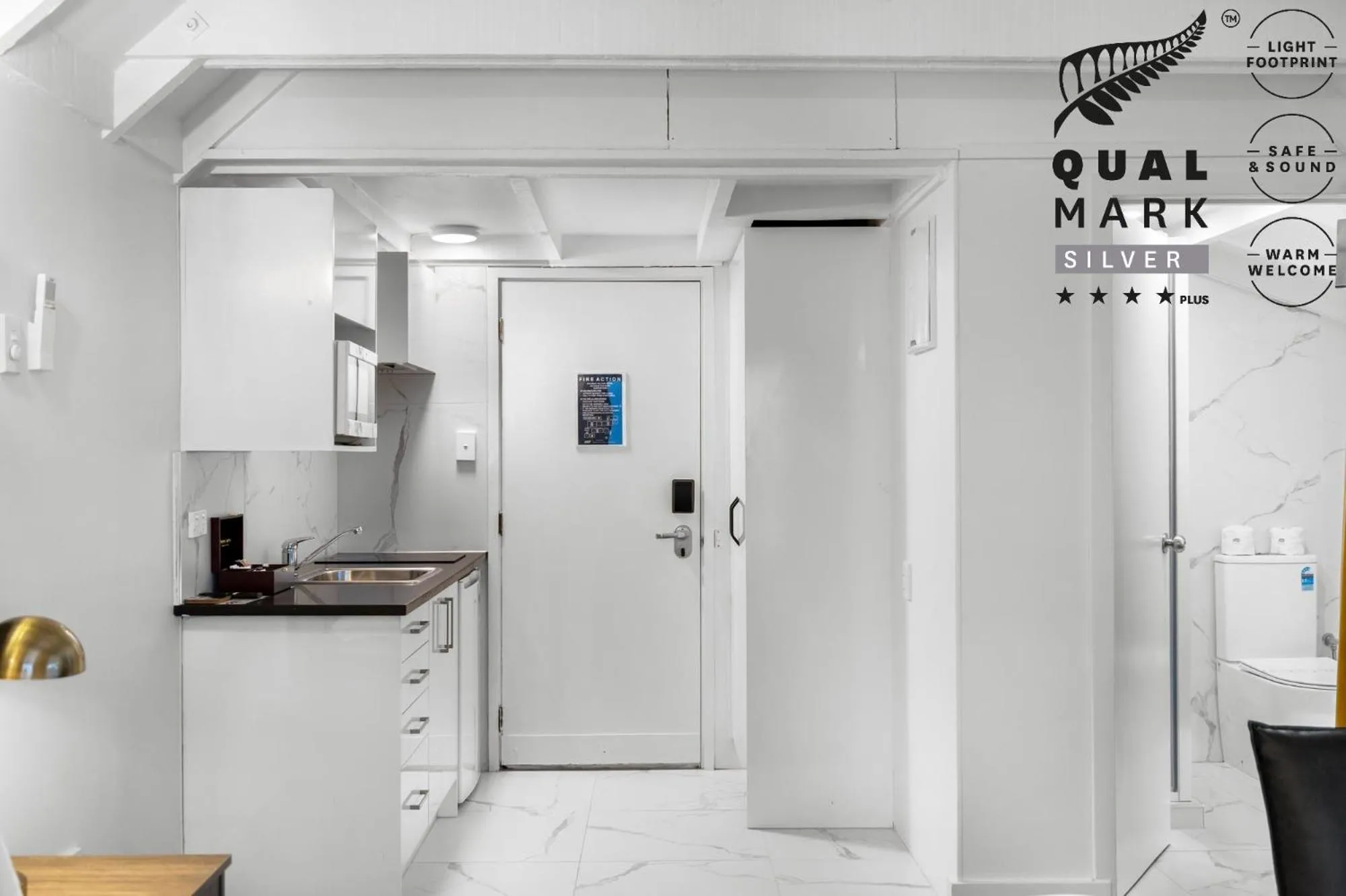 Kitchen or kitchenette in Lakeview Colonial Motel