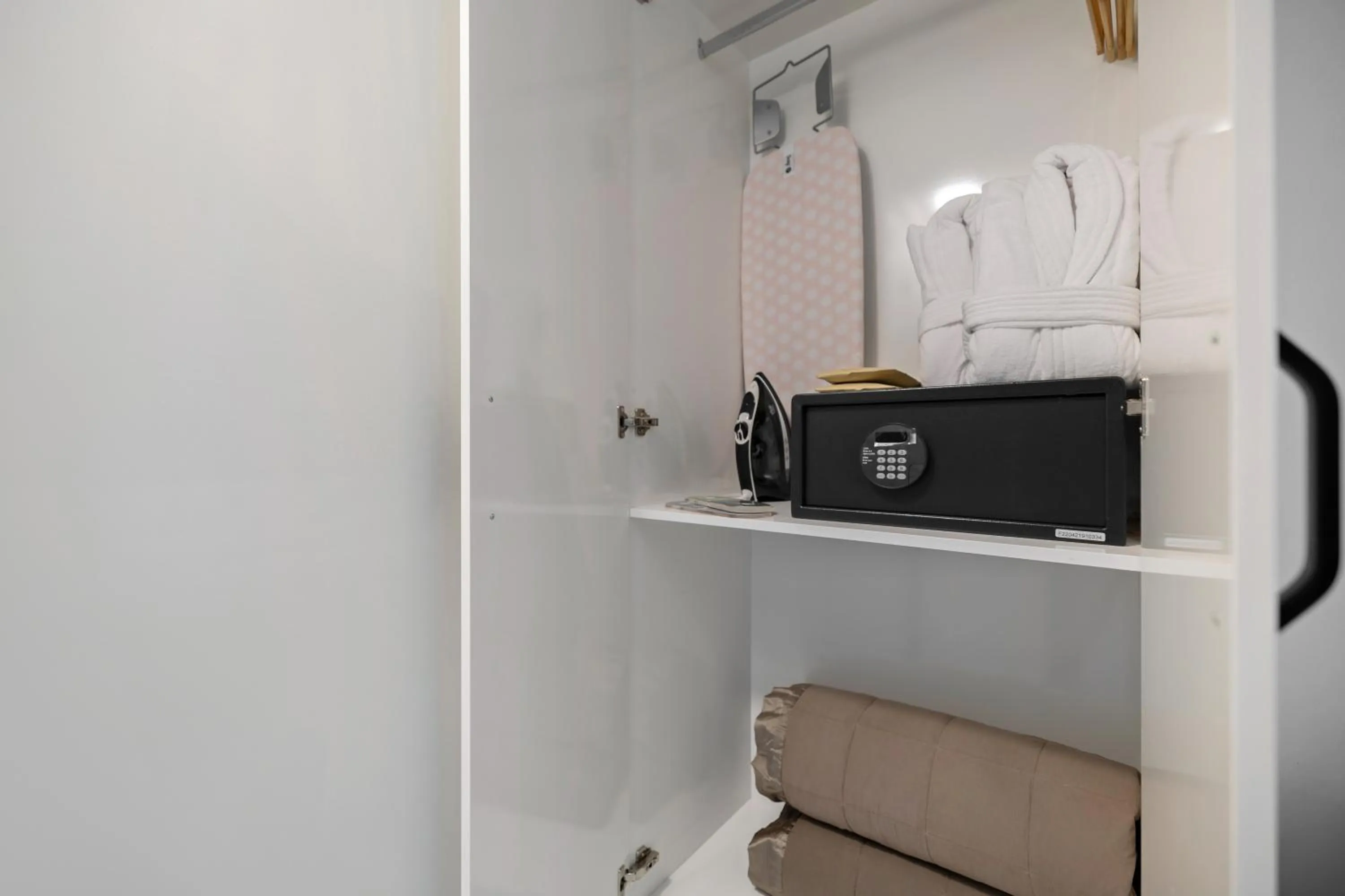 furniture in Lakeview Colonial Motel