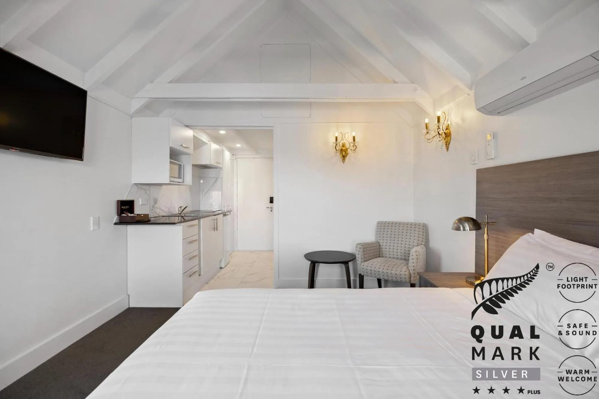 Bed in Lakeview Colonial Motel